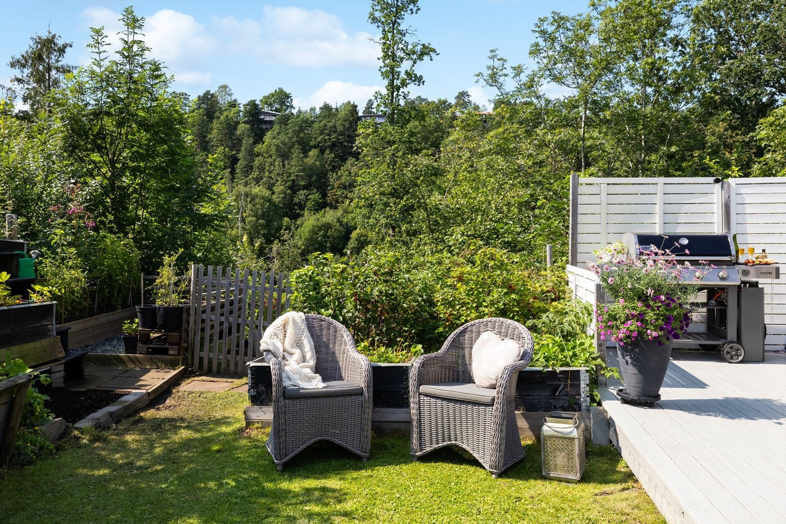 Tomten er solrik og har gode lys- og solforhold. Galleribilde
