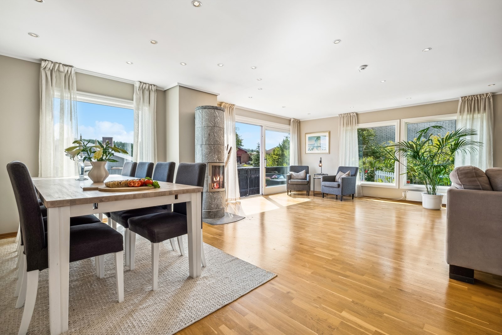 I stuen er flere store vindusflater som slipper inn mye naturlig lys og skaper en god atmosfære i rommet. Galleribilde