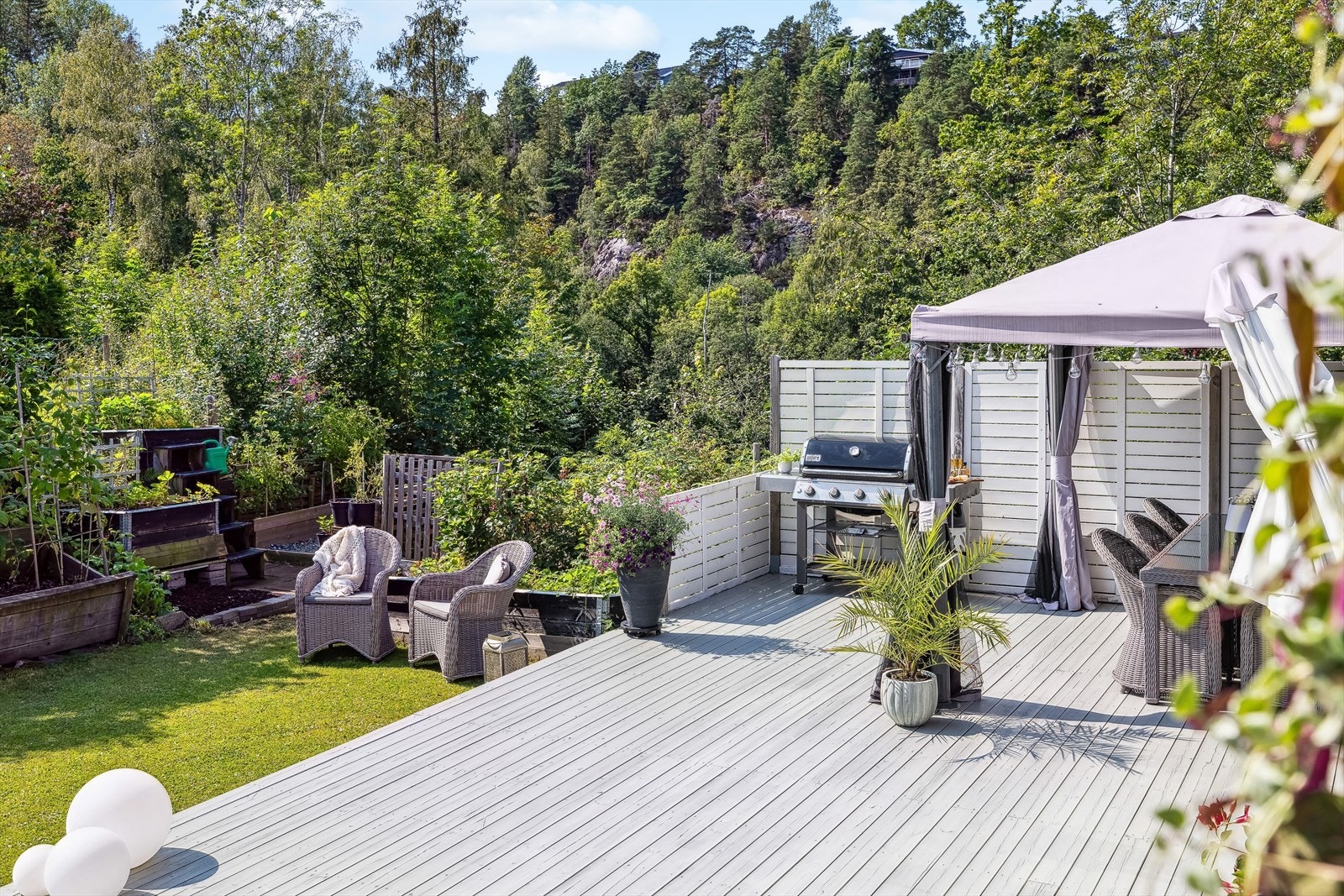 Stor, usjenert treplatting med god plass til å innrede med hagemøbler og grill. Galleribilde