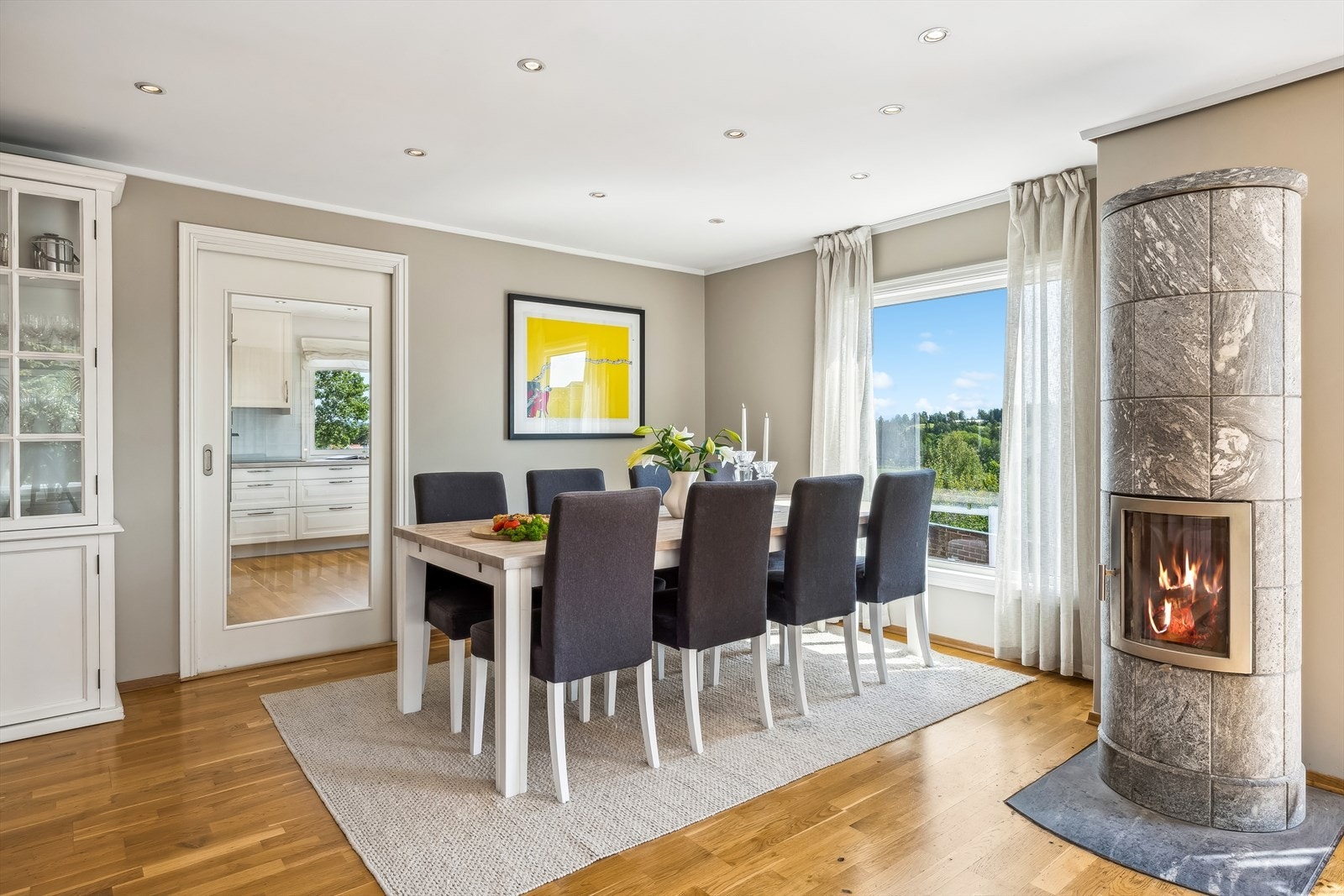 I tilknytning til kjøkkenet, kan spisebord enkelt plasseres - her kan gode måltider nytes. Klebersteinsovnen varmer ordentlig godt på kalde dager. Galleribilde