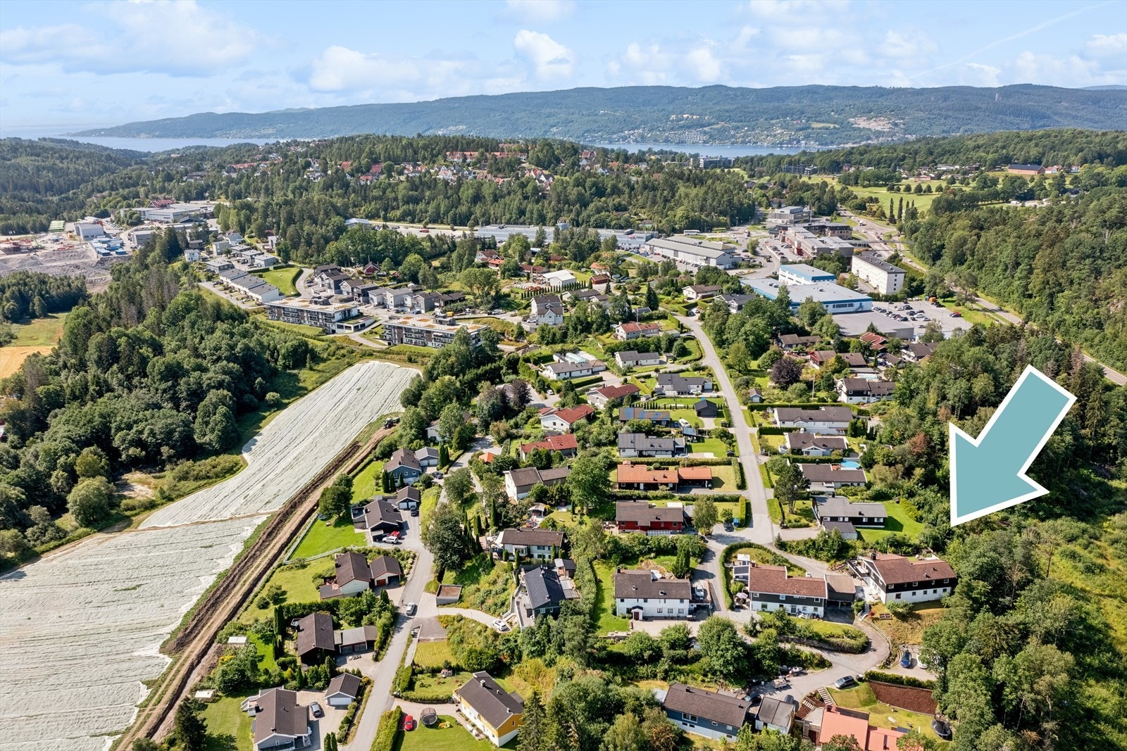 Holter Terrasse 25 ligger usjenert og solrikt til i et etablert eneboligstrøk ca. 3 km utenfor Drøbak sentrum. Galleribilde