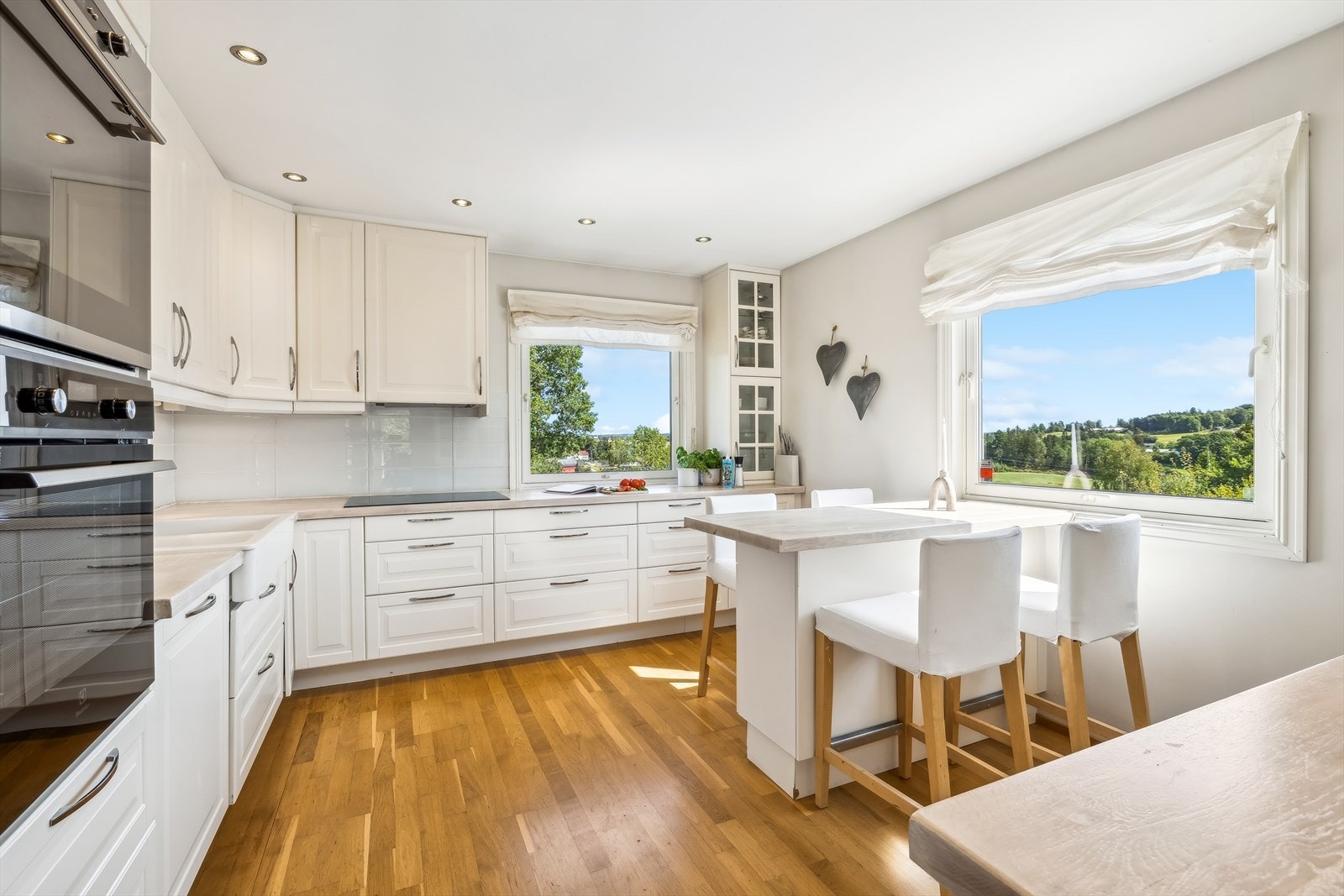 Både pent og praktisk med takhøye overskap. Galleribilde