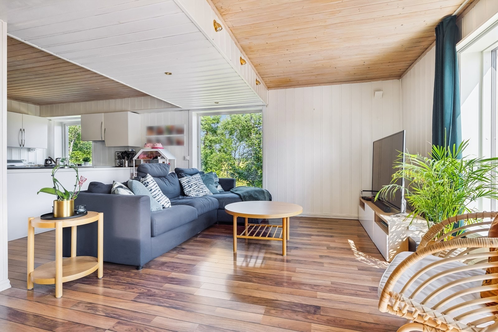 Rommet har flere store vindusflater som slipper inn god med lys inn. Galleribilde