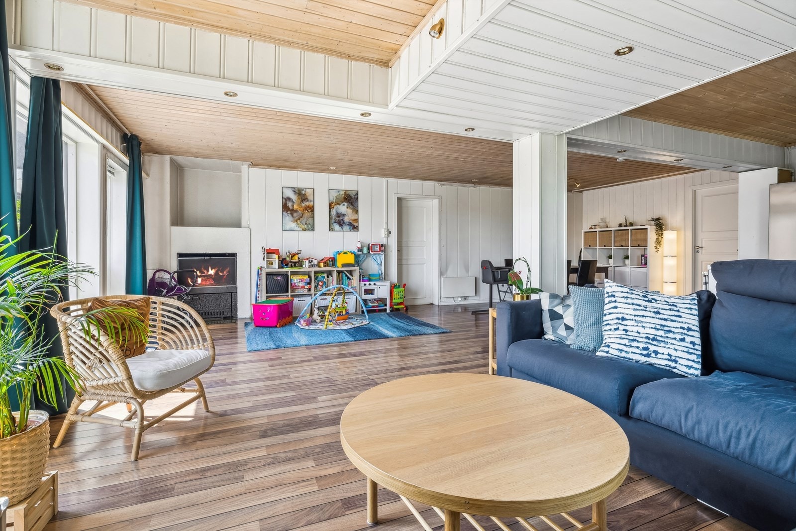 Det er montert kamin i stuen. Galleribilde