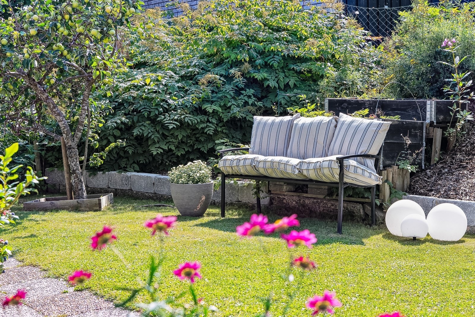 Det er tilrettelagt kasser med jord for dyrking av grønnsaker, f.eks. tomater, kruspersille og andre urter. Galleribilde