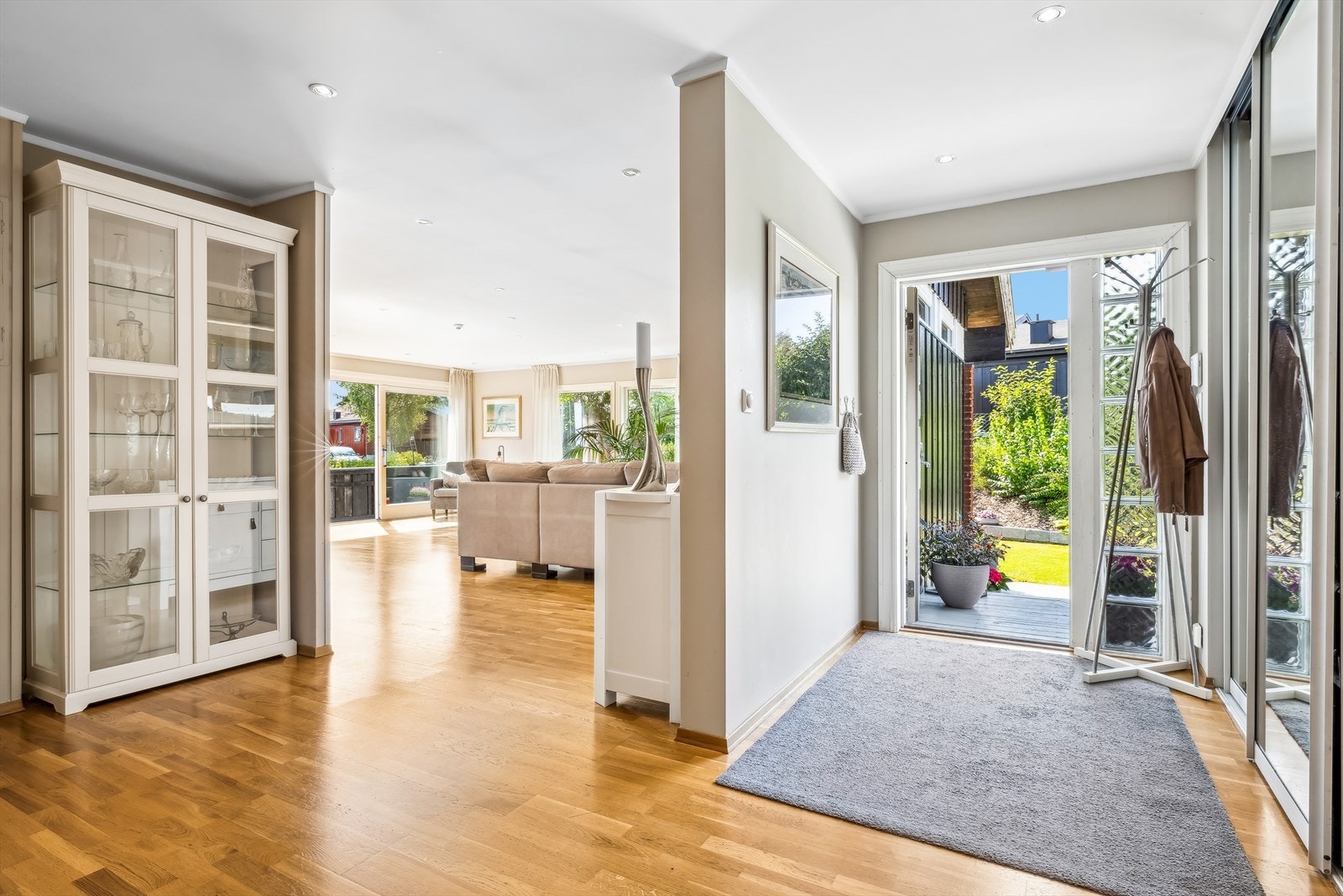 Her ønskes du velkommen inn i romslig entré. Galleribilde