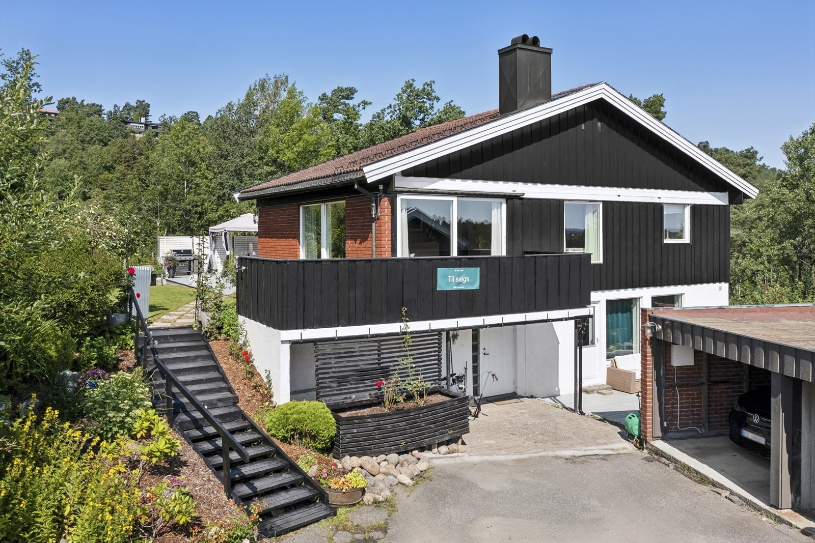 Parkering i carport. Det er lagt opp til lading av el-bil med eget sikringsskap som er godkjent for formålet. Galleribilde