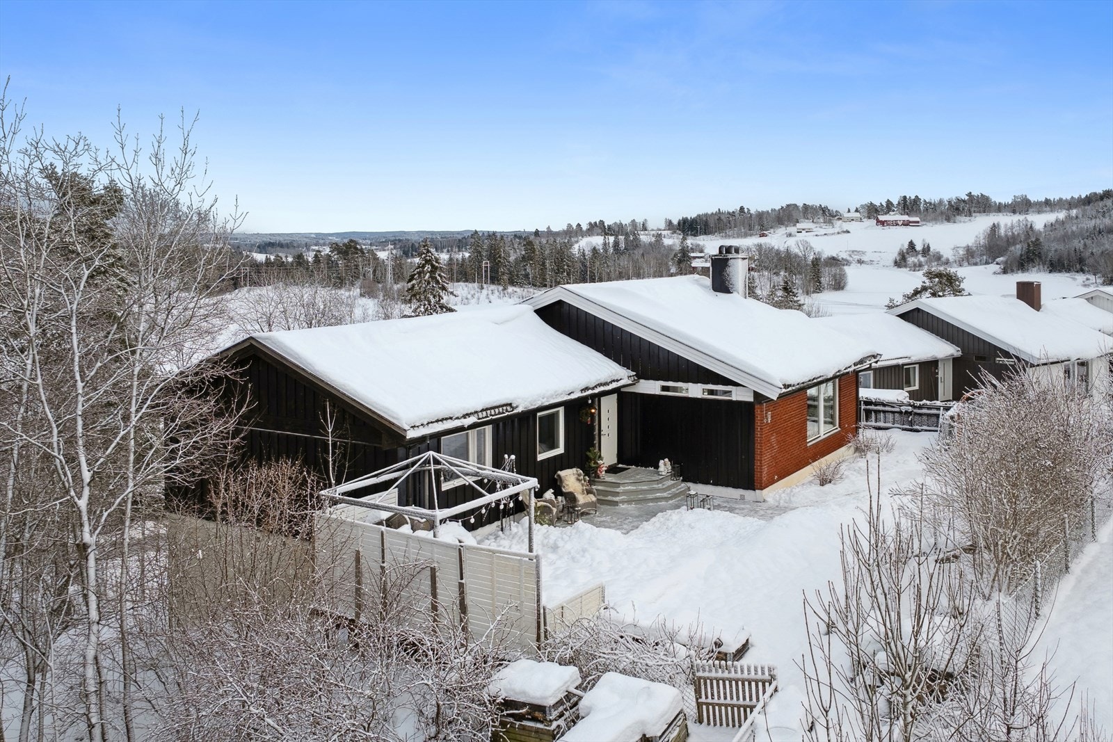 Dette er en stor og fin enebolig over to plan med utleiedel i underetasjen, med flott uteområde. Galleribilde