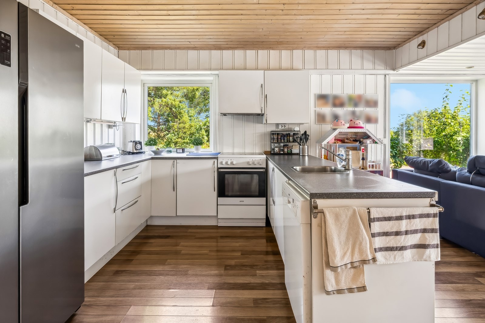 Kjøkkeninnredning med slette fronter og laminat benkeplate. Galleribilde