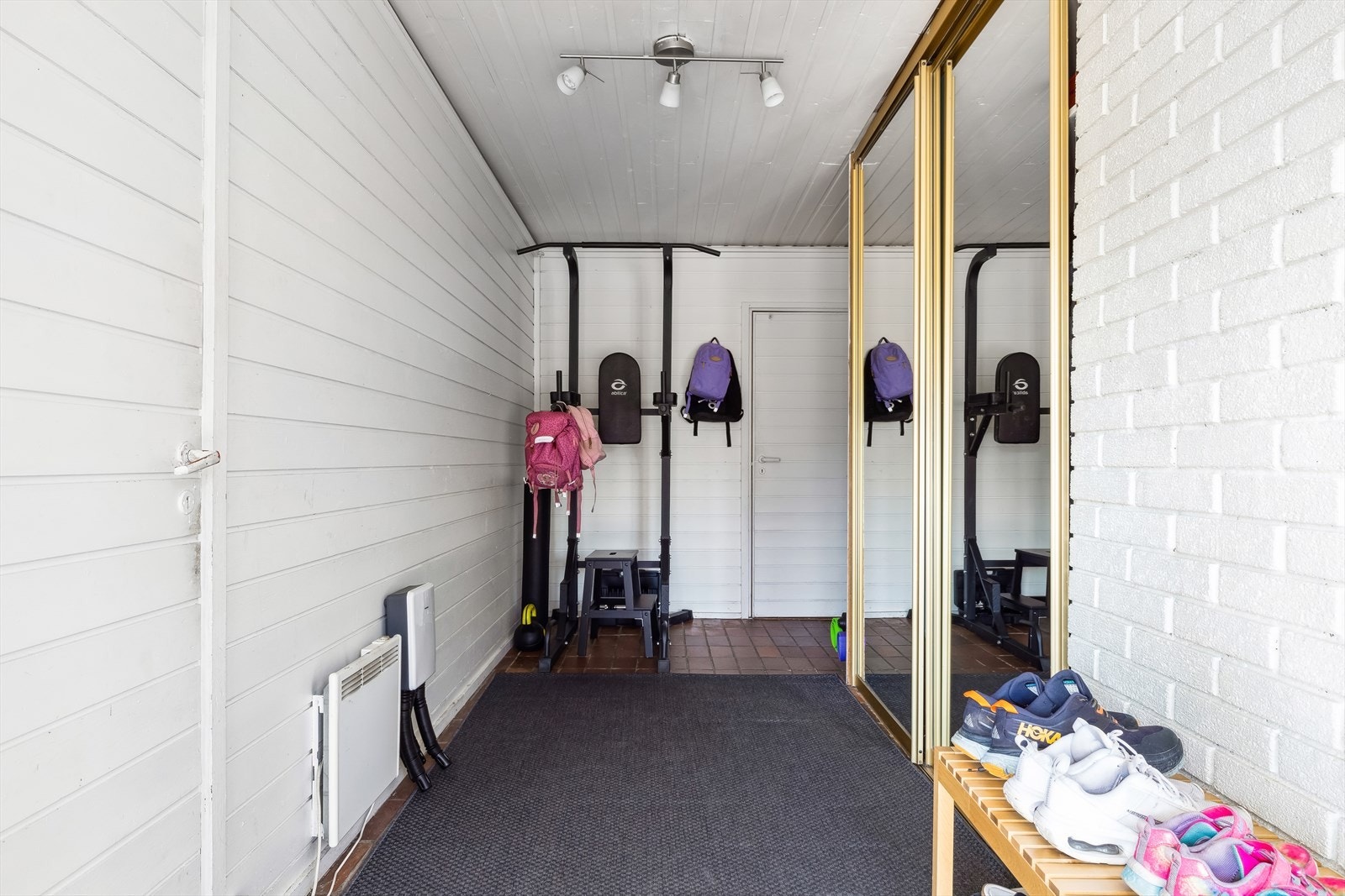 Stor flislagt entré med gode oppbevaringsmuligheter i både garderobeskap og to boder. Galleribilde