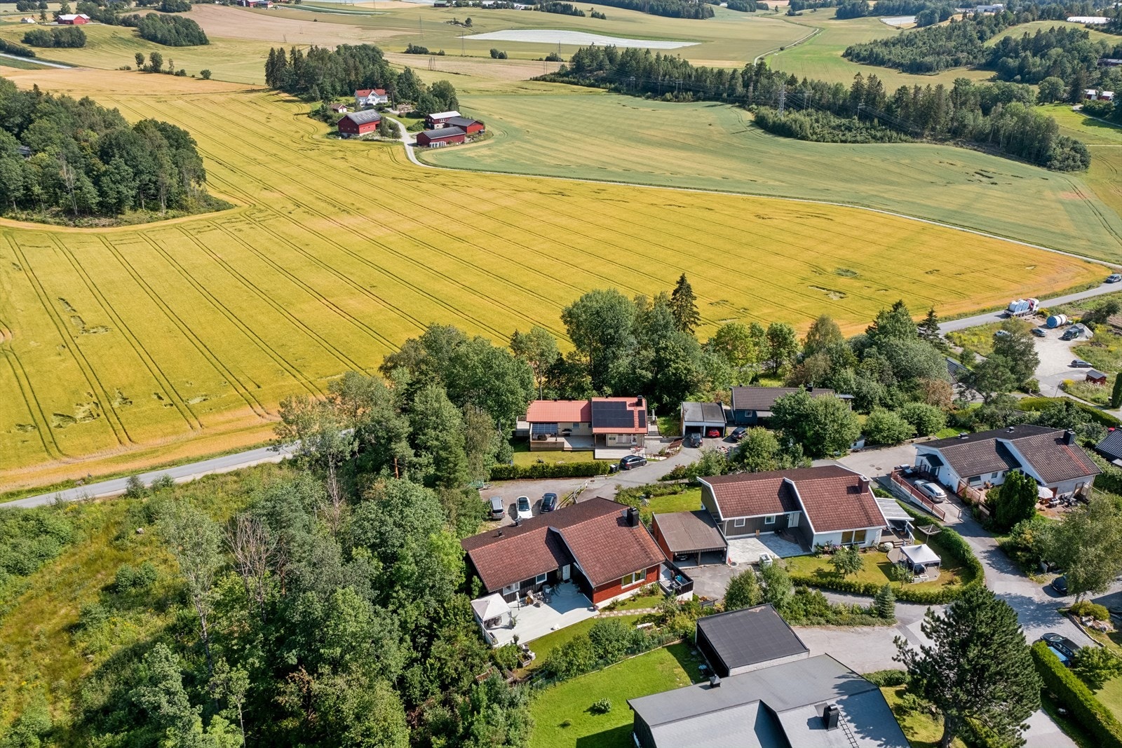 Her bor man i et hyggelig, stille og rolig boområde, barnevennlig til innerst i en blindvei. Galleribilde