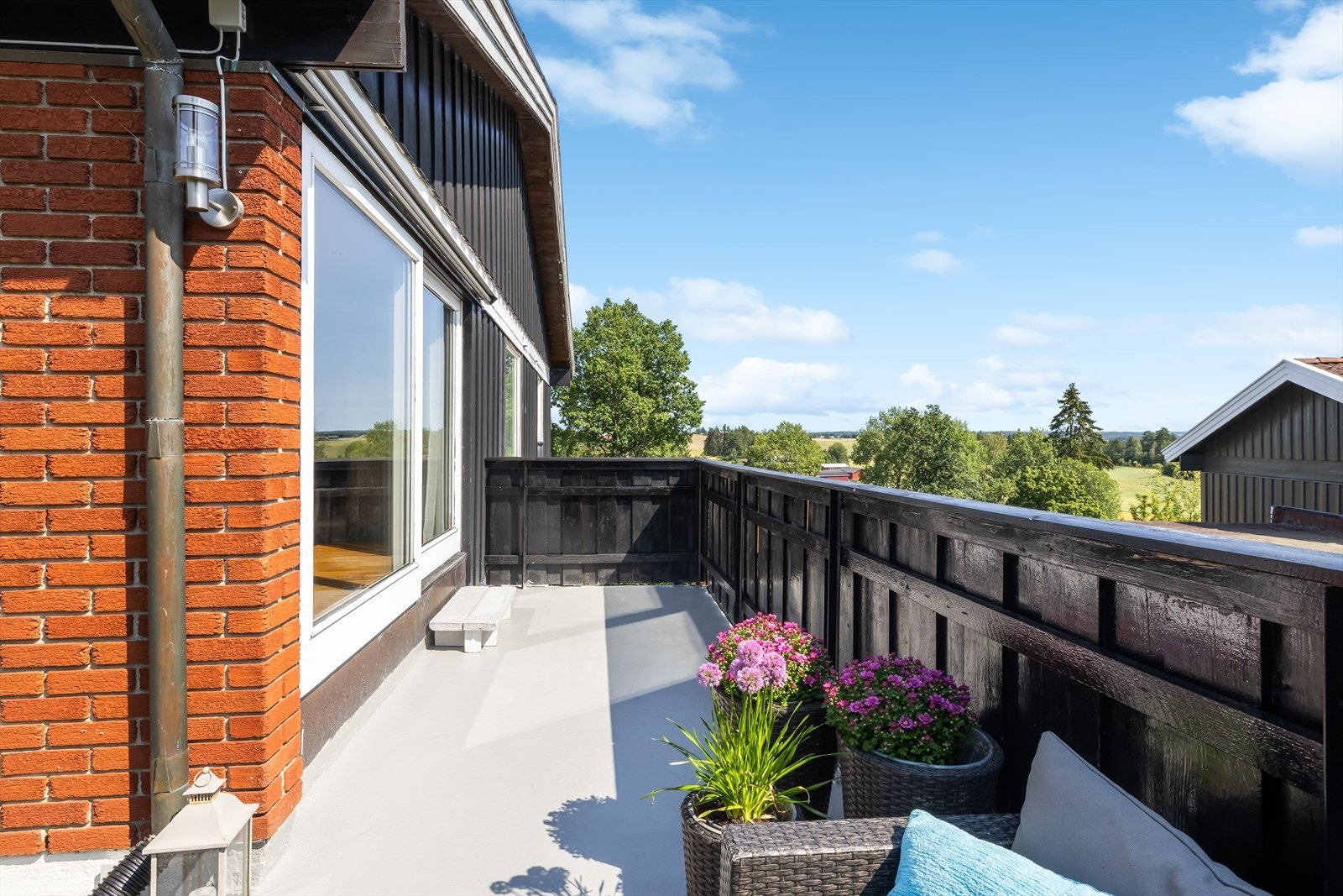 Fra stuen er det utgang til en usjenert og solrik balkong. Galleribilde