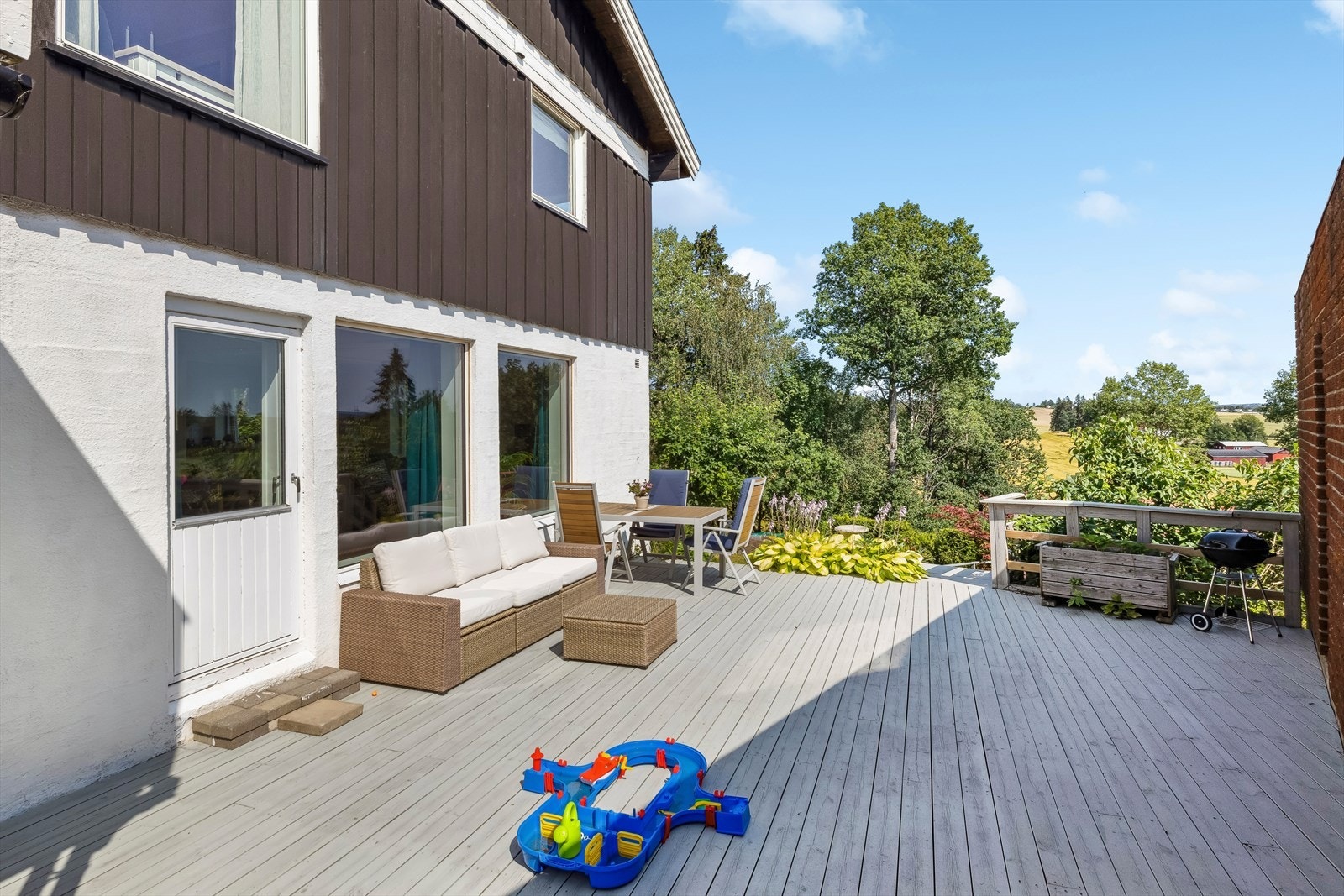 Underetasjen er innredet med en egen utleiedel med fin uteplass. Galleribilde