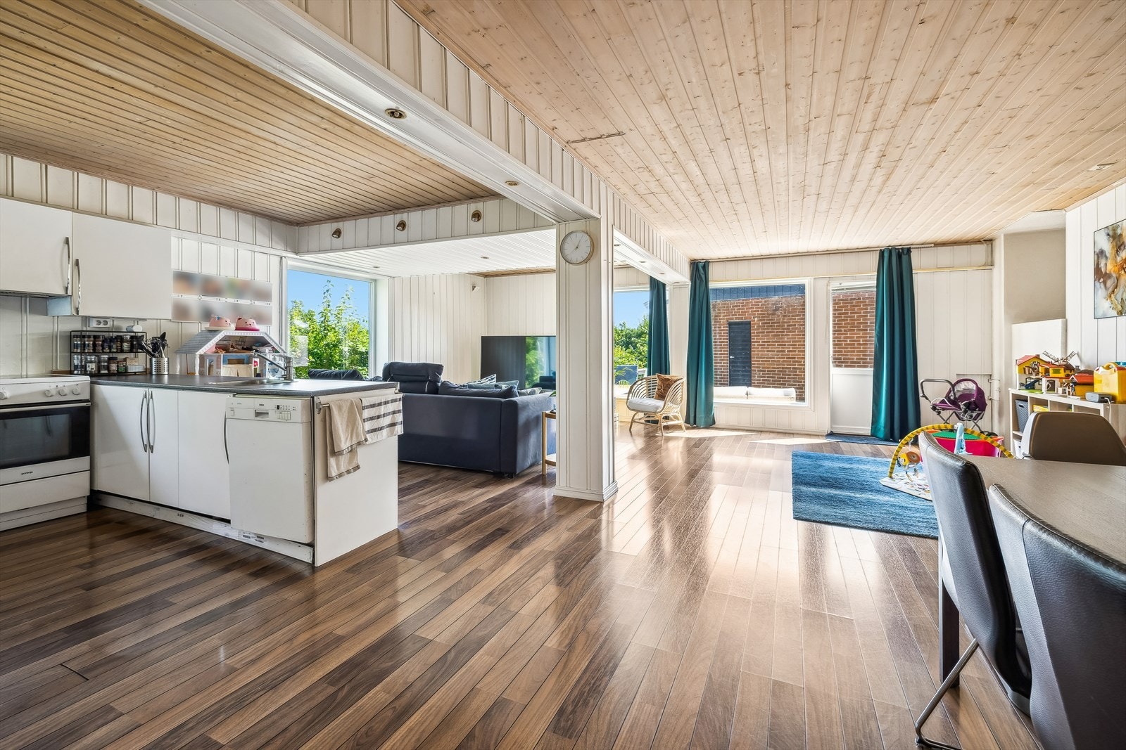 Her er det en romslig, åpen kjøkken/stue løsning. Galleribilde