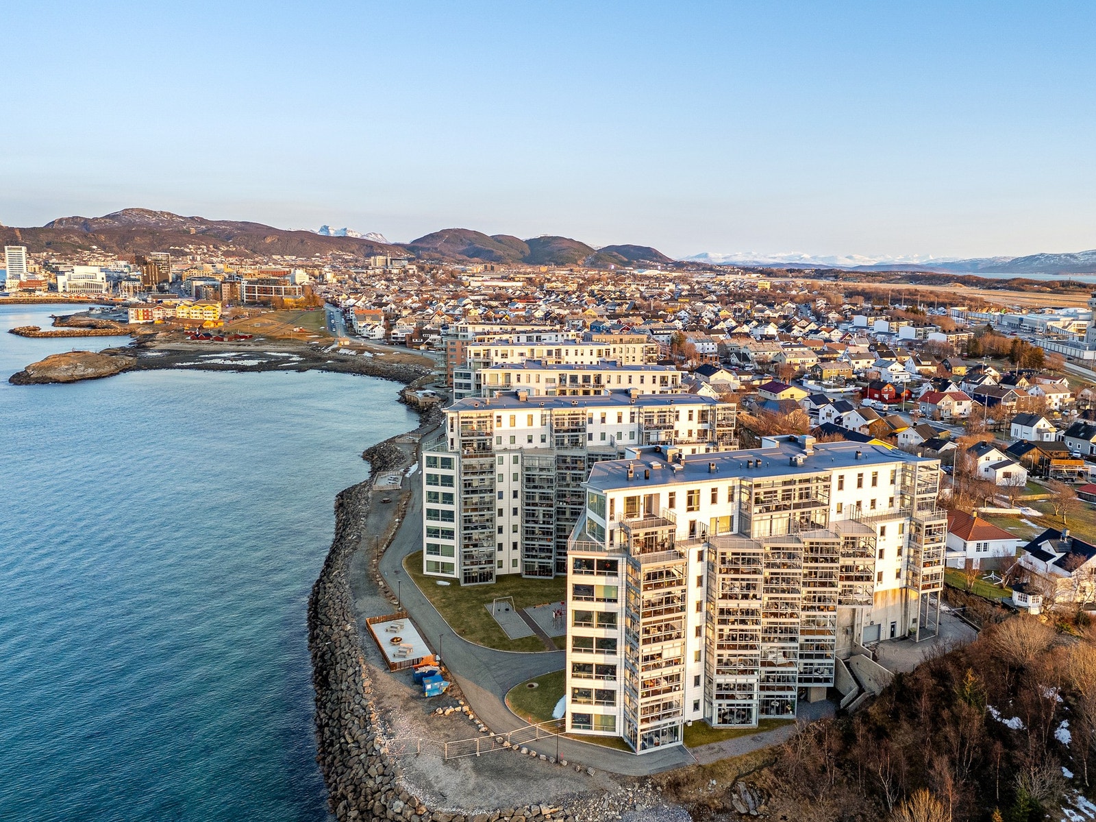 Når Bodø Panorama ble satt til liv, var utbyggerens ønske å skape et boligkompleks hvor man kunne nyte det beste av byen. Leilighetene fikk følgelig en vanvittig flott sjøutsikt over innseilingen til Bodø samtidig som det er kort gåavstand til sentrum med Galleribilde