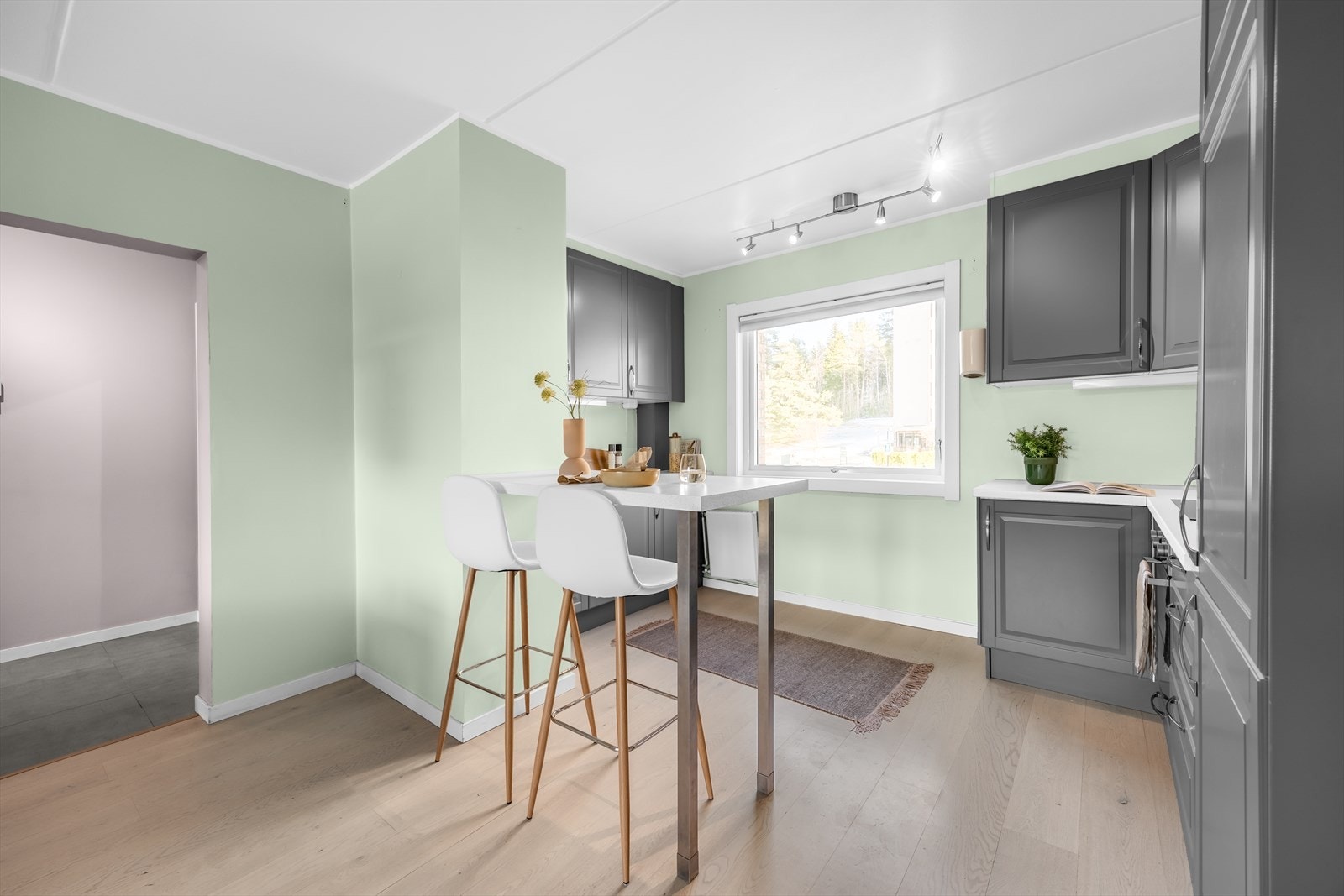 Kjøkkenet har benkeplate i laminat, integrerte hvitevarer med induksjonstopp i benkeplate, oppvaskmaskin, komfyr og kjøl/frys. Galleribilde