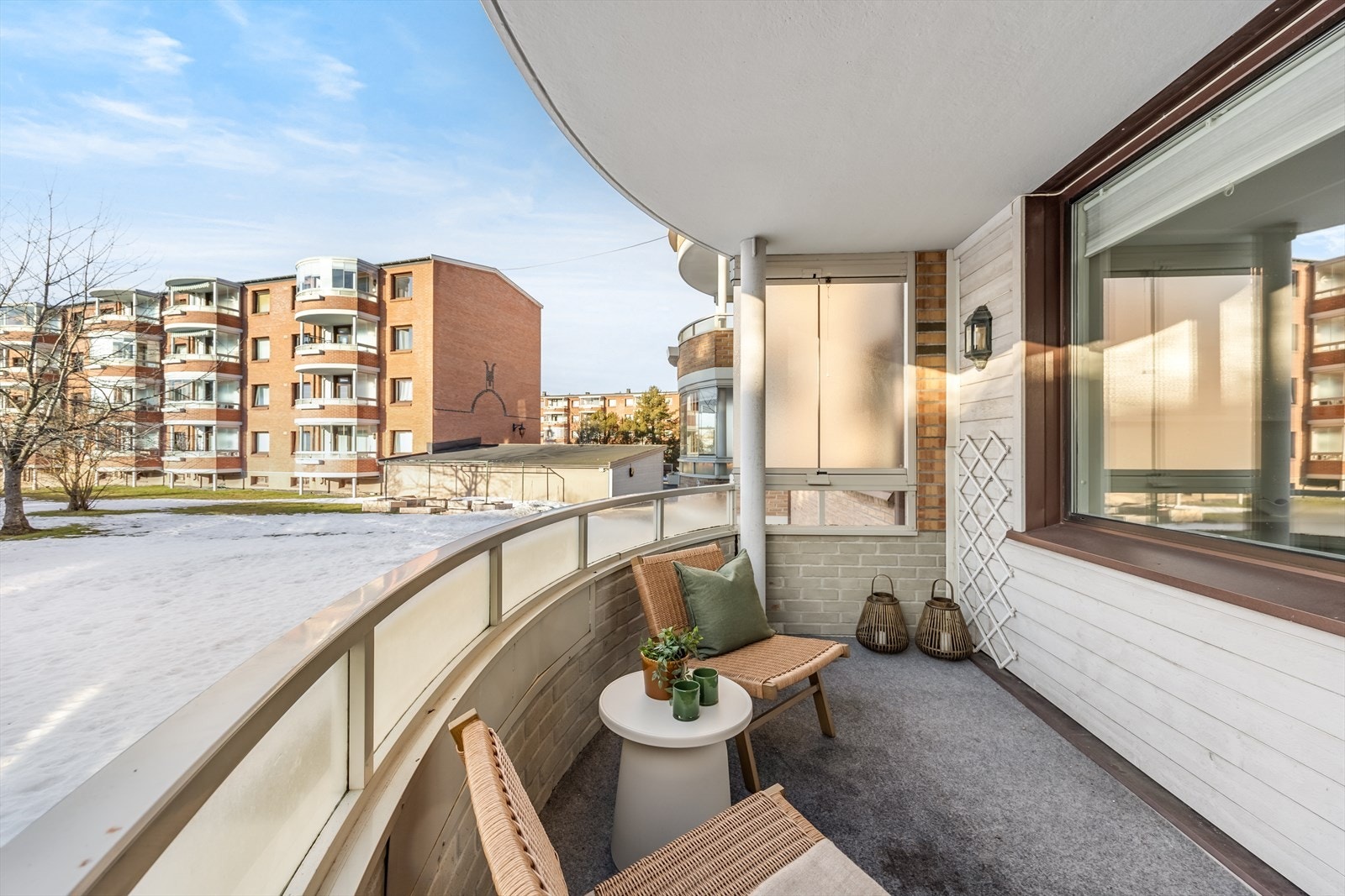 Fra stuen er det utgang til en vestvendt solrik balkong på ca 8 m². Galleribilde