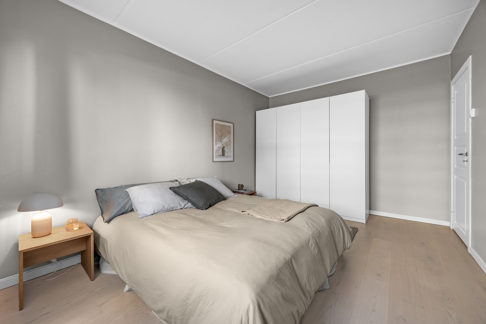 Rommet er utstyrt med et garderobeskap som gir god plass til klesoppbevaring. Galleribilde