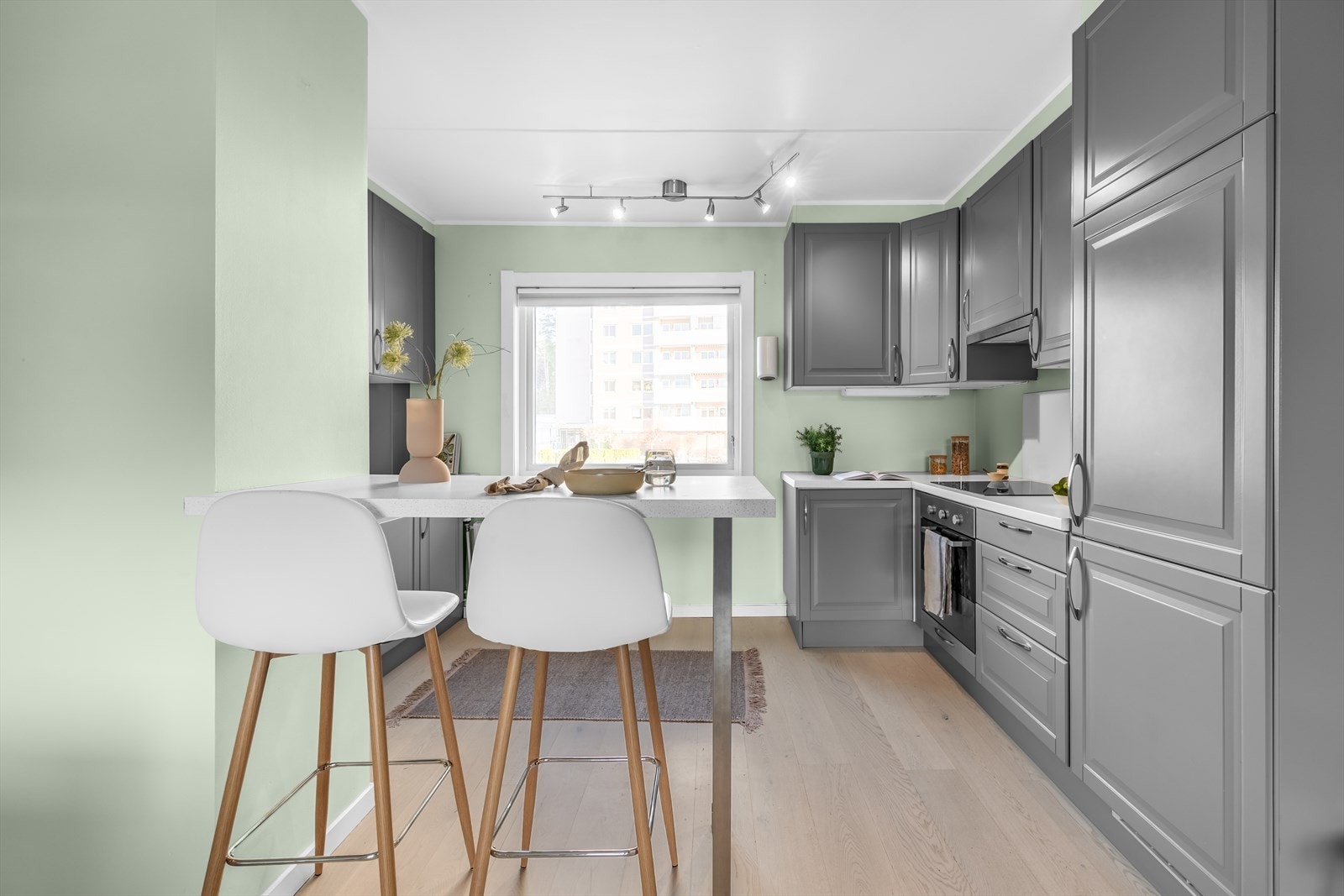 Kjøkkenet er i en sosial åpen løsning mot stuen og har god skap- og benkeplass. Galleribilde