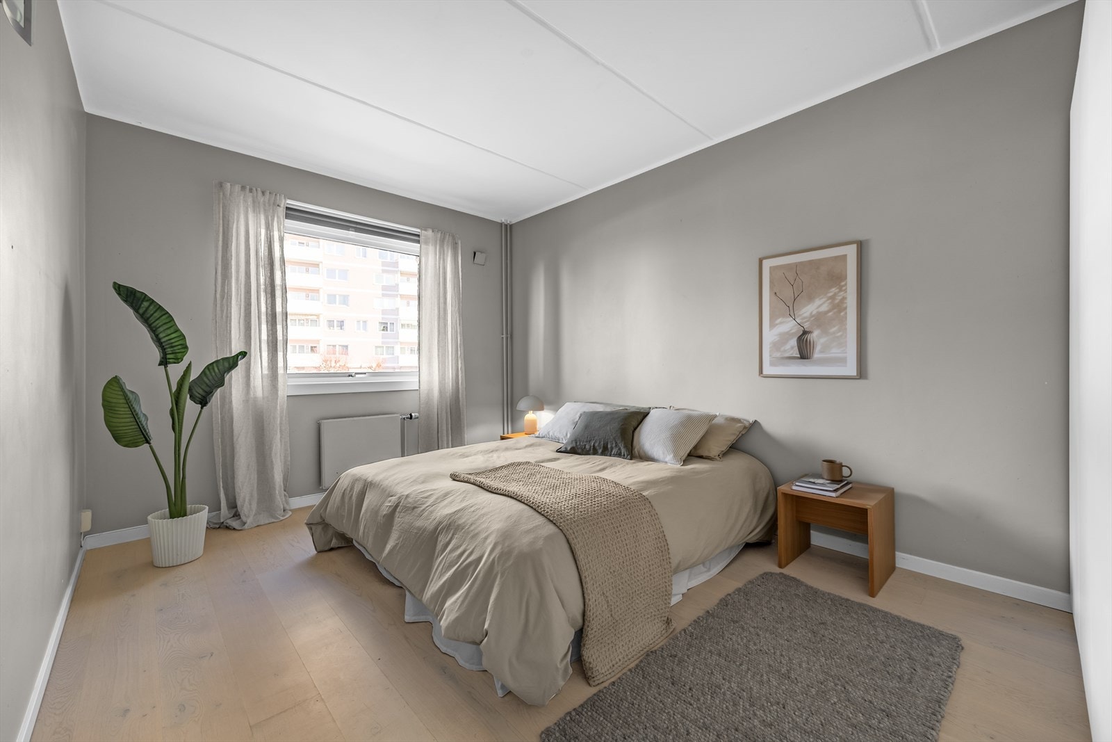 Hovedsoverommet har en fin størrelse med plass til stor seng og tilhørende nattbord på hver side. Galleribilde