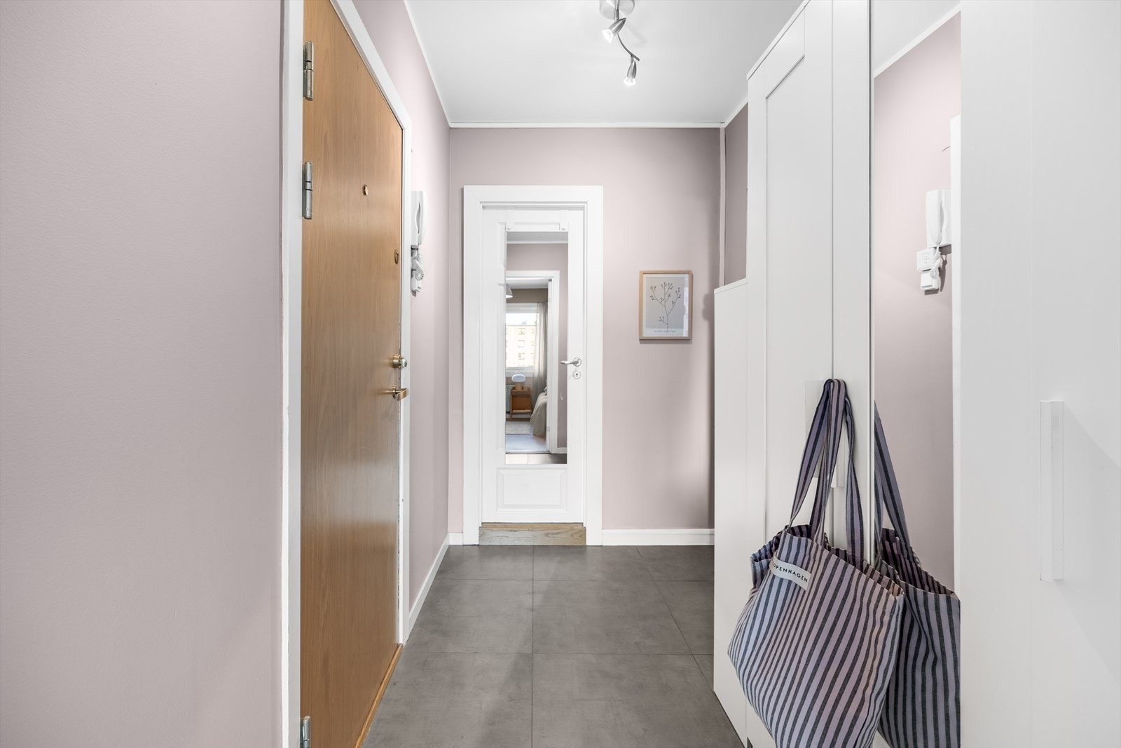 Entreen er flislagt og har malte slette vegger. Entrédør i brannklasse B30, med 35 desibel lydmotstand. Galleribilde