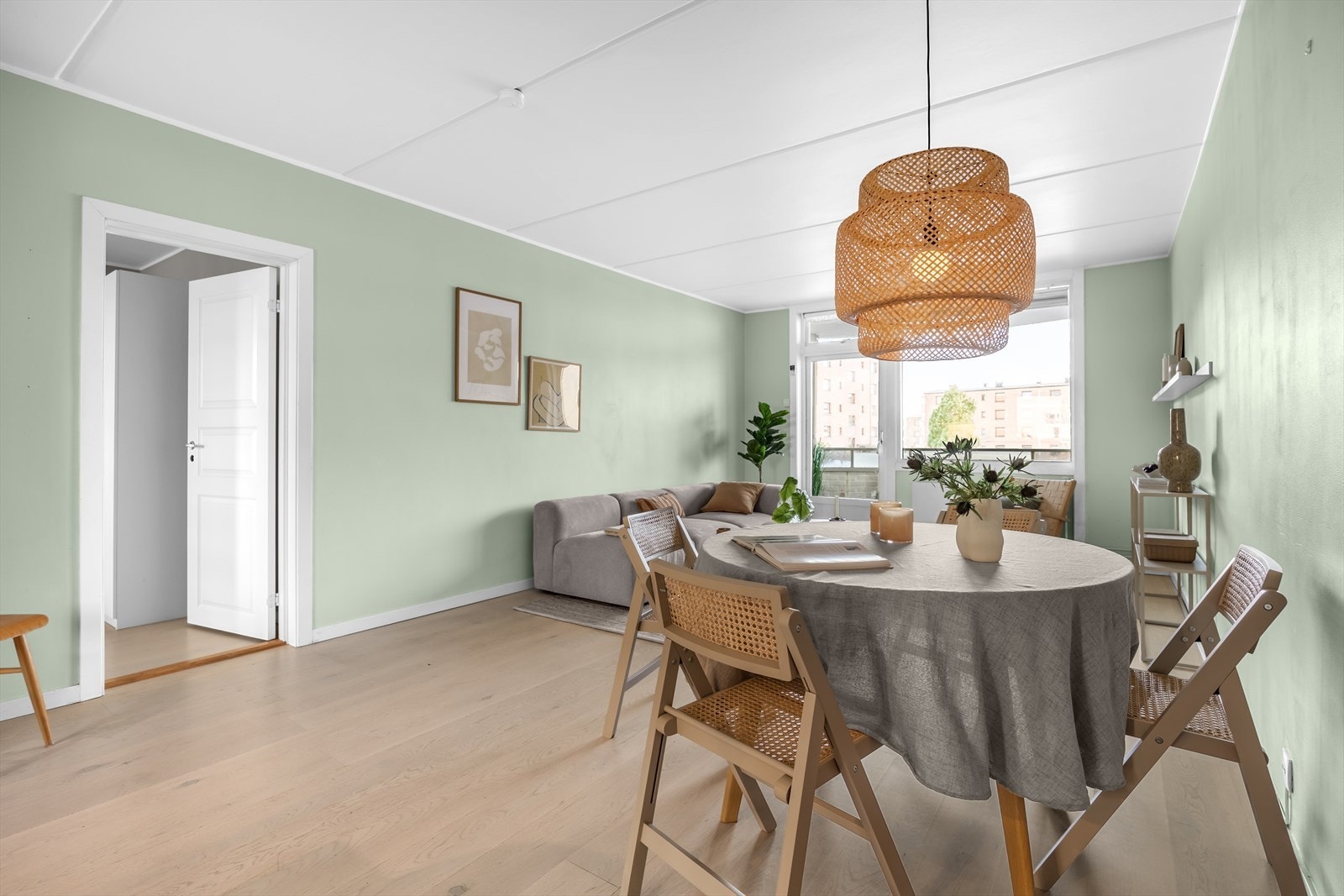 Lun og hyggelig stue som naturlig kan deles inn i to soner - både til spisestue og til sofagruppe. Galleribilde