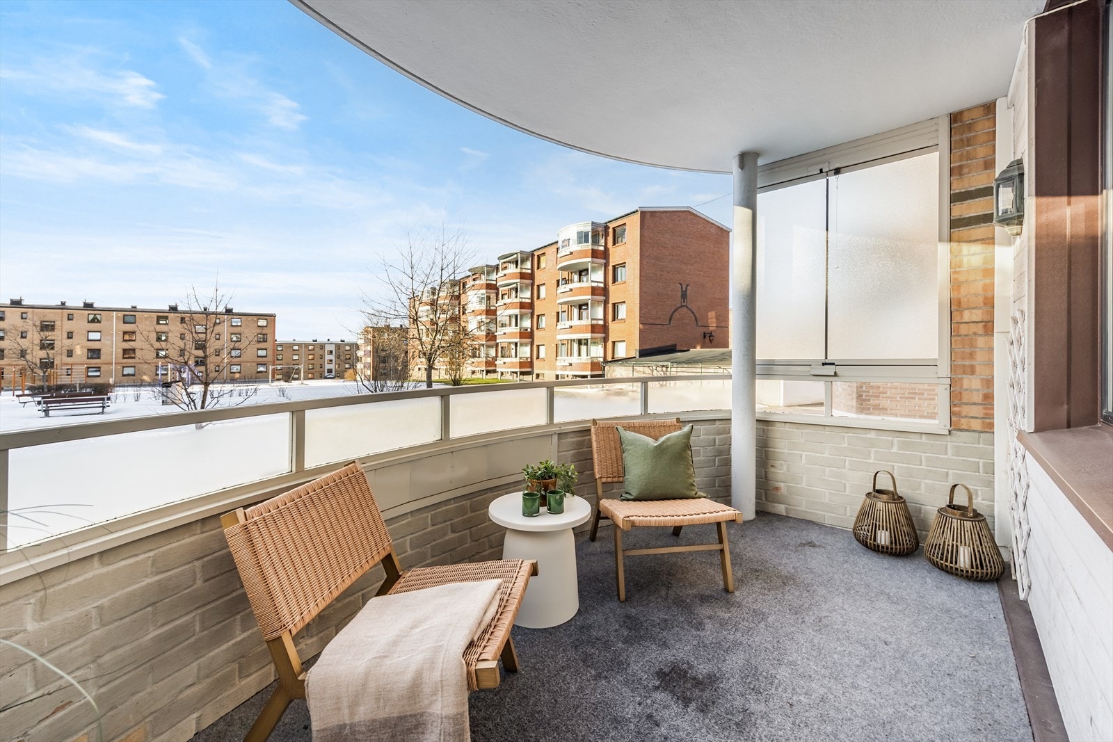 Det er god plass til en sittegruppe slik at de gode solforholdene kan nytes. Det er tillatt med gass og elektrisk grill, så her vil det fort kunne bli mange hyggelige grillkvelder fremover. Galleribilde