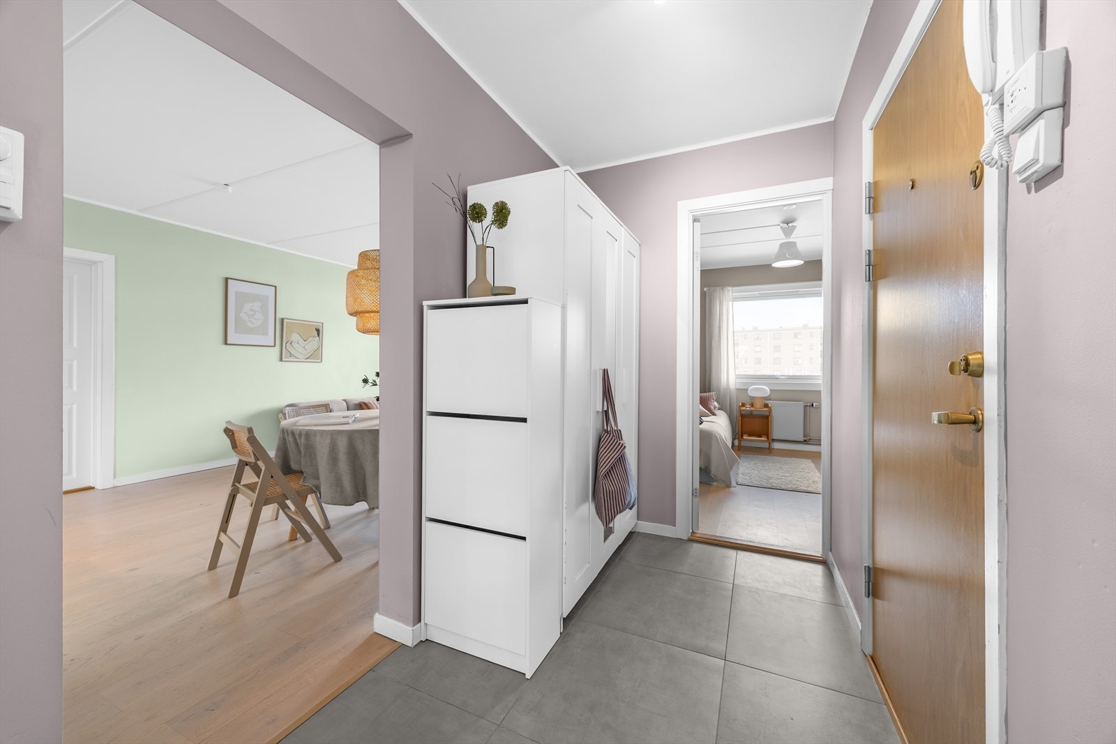 Velkommen inn! Du blir møtt av en innbydende og praktisk entré, med god plass til å henge fra seg yttertøy og sette fra seg sko. Galleribilde