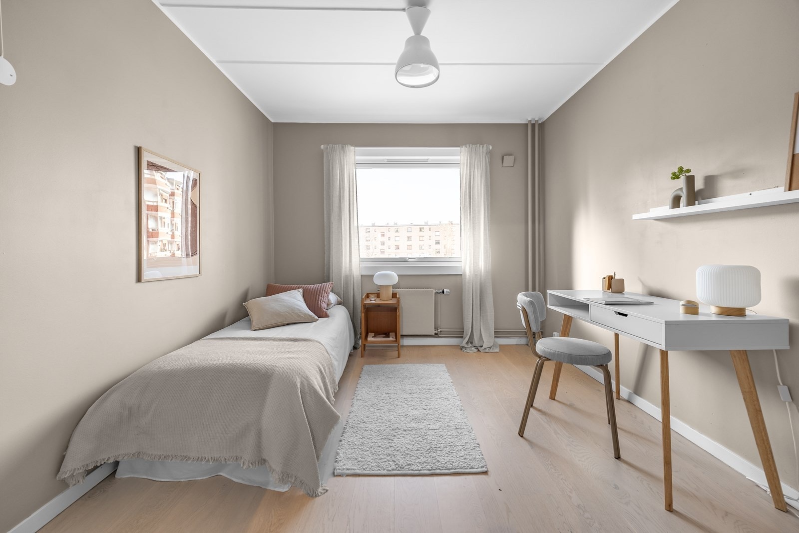 Lyst og behagelig soverom som fint kan benyttes til gjesterom eller barnerom. Galleribilde