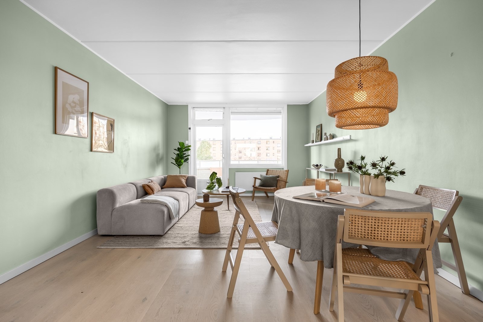 Lys og pen 3- roms beliggende i byggets første etasje. Galleribilde