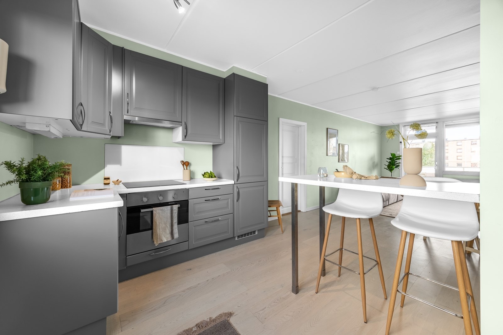 Kjøkkeninnredningen fra 2013 er mørk med profilerte fronter. Kjøkkenventilator med kullfilter. Galleribilde