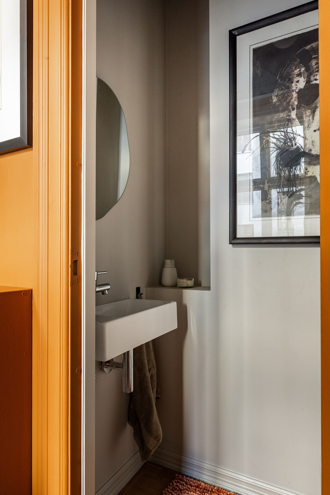 Rommet er innredet med vegghengt wc fra Willeroy & Boch og servant fra italienske Catalano. Galleribilde