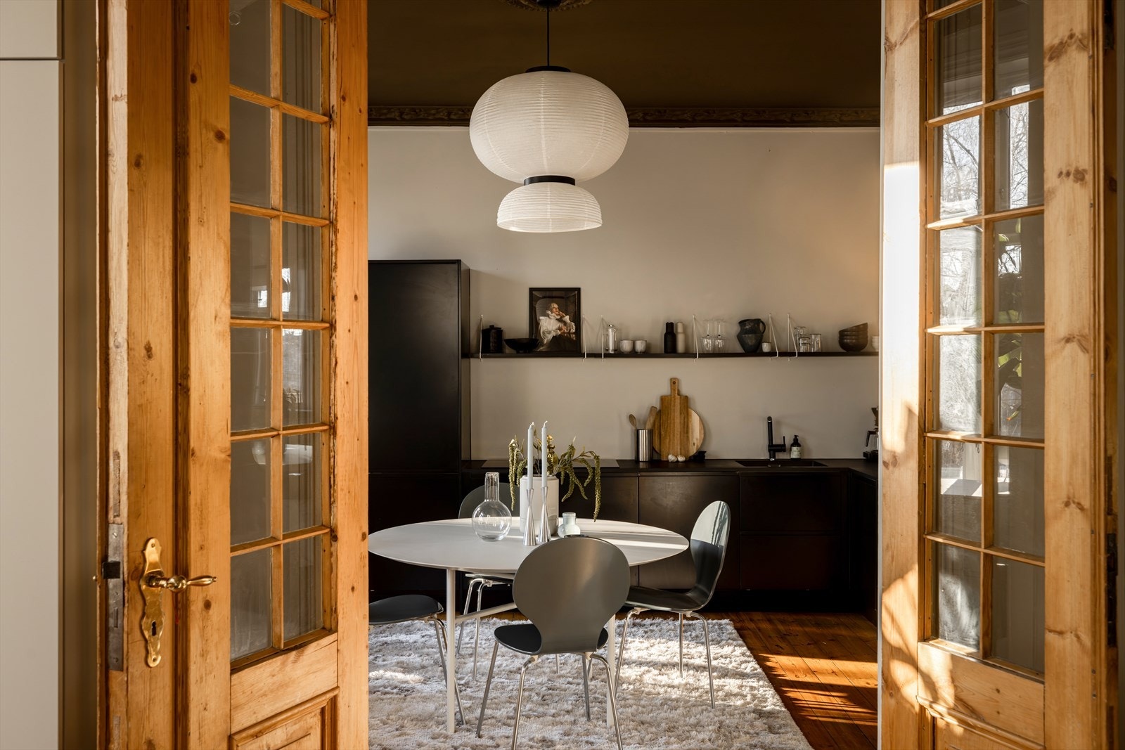 Herskapelige, doble fløydører som skaper en fin kontakt mellom stue og kjøkken. Galleribilde