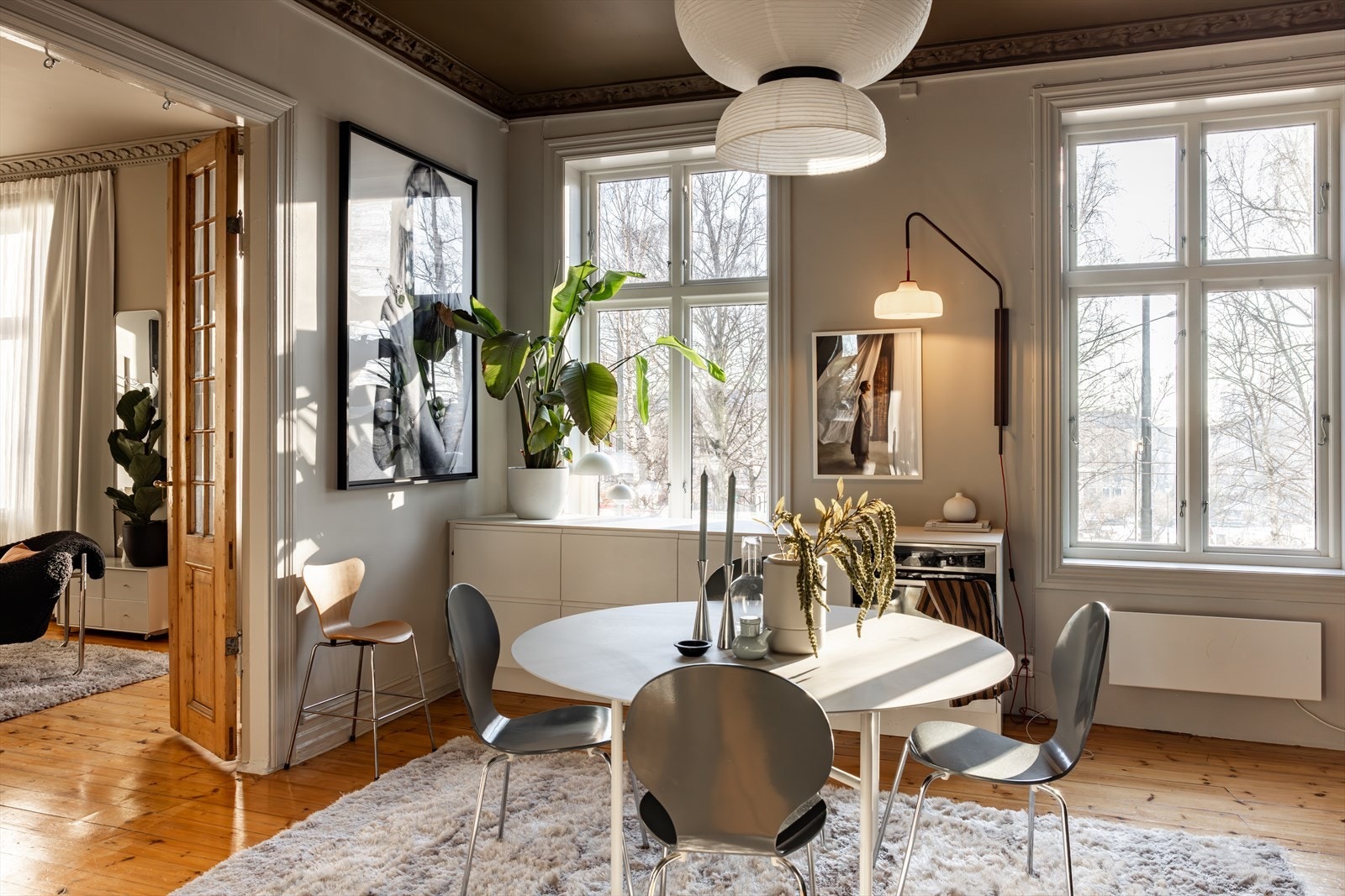 Denne leiligheten er en klassisk, svært sjarmerende og god 5-roms leilighet med nydelig beliggenhet og flott utsikt over Birkelunden. Galleribilde