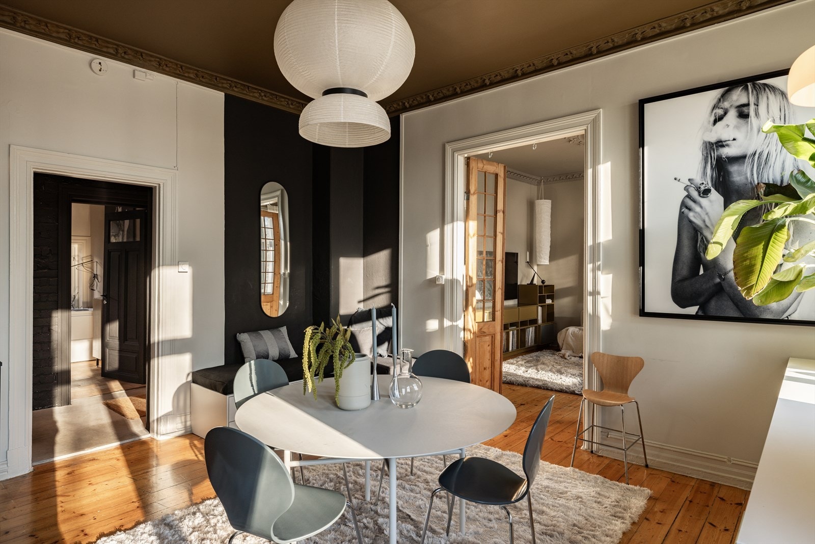 Et fantastisk rom med plass til familie og gjester rundt spisebordet i tillegg til at det er etablert en kul sittebenk i det ene hjørnet! Perfekt for sosiale sammenkomster! Galleribilde