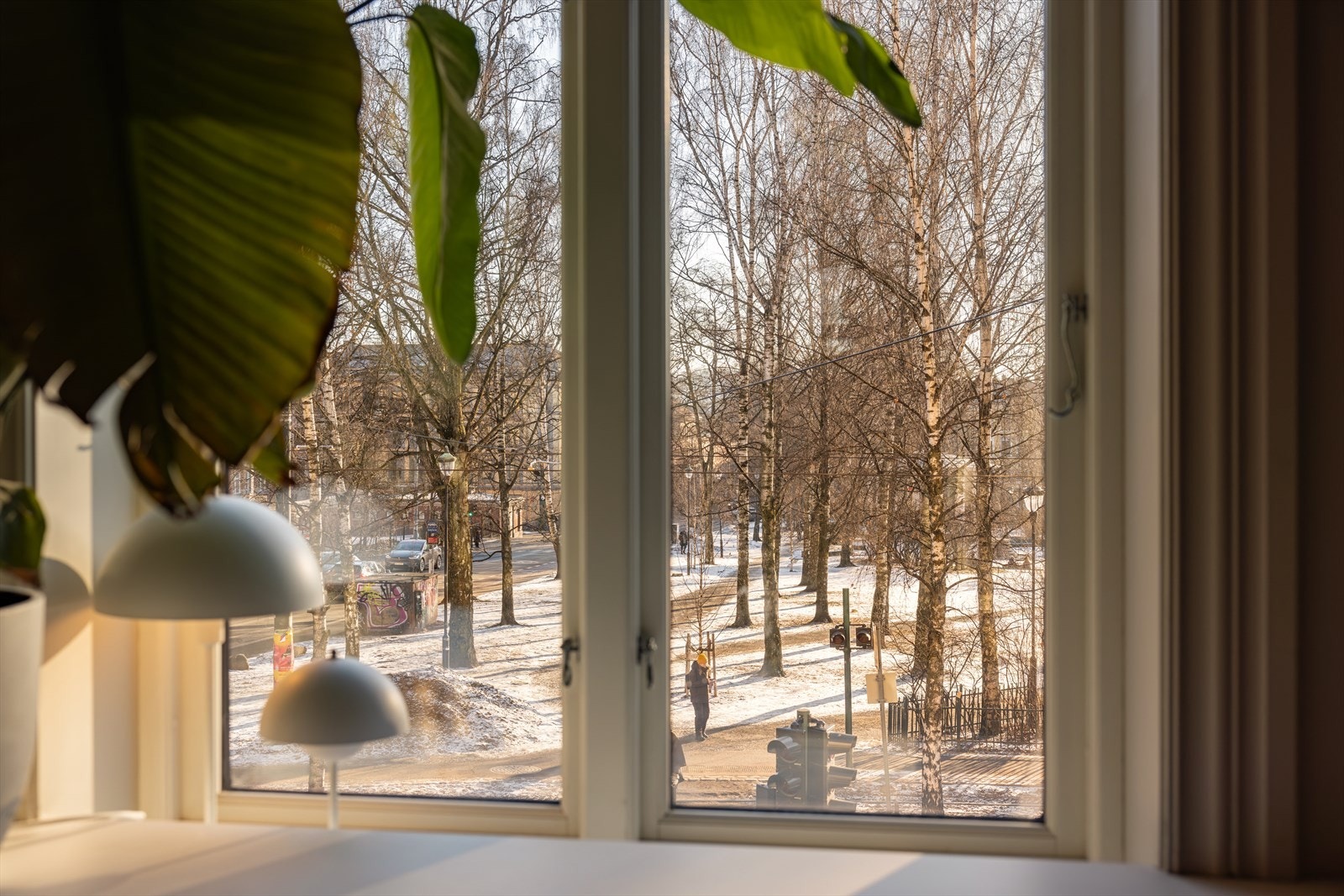 Leiligheten ligger på toppen av Birkelunden og har åpent og fritt utsyn over parken. Leiligheten har nydelig lysinnfall fra de store vinduene som er nye i 2016. Galleribilde