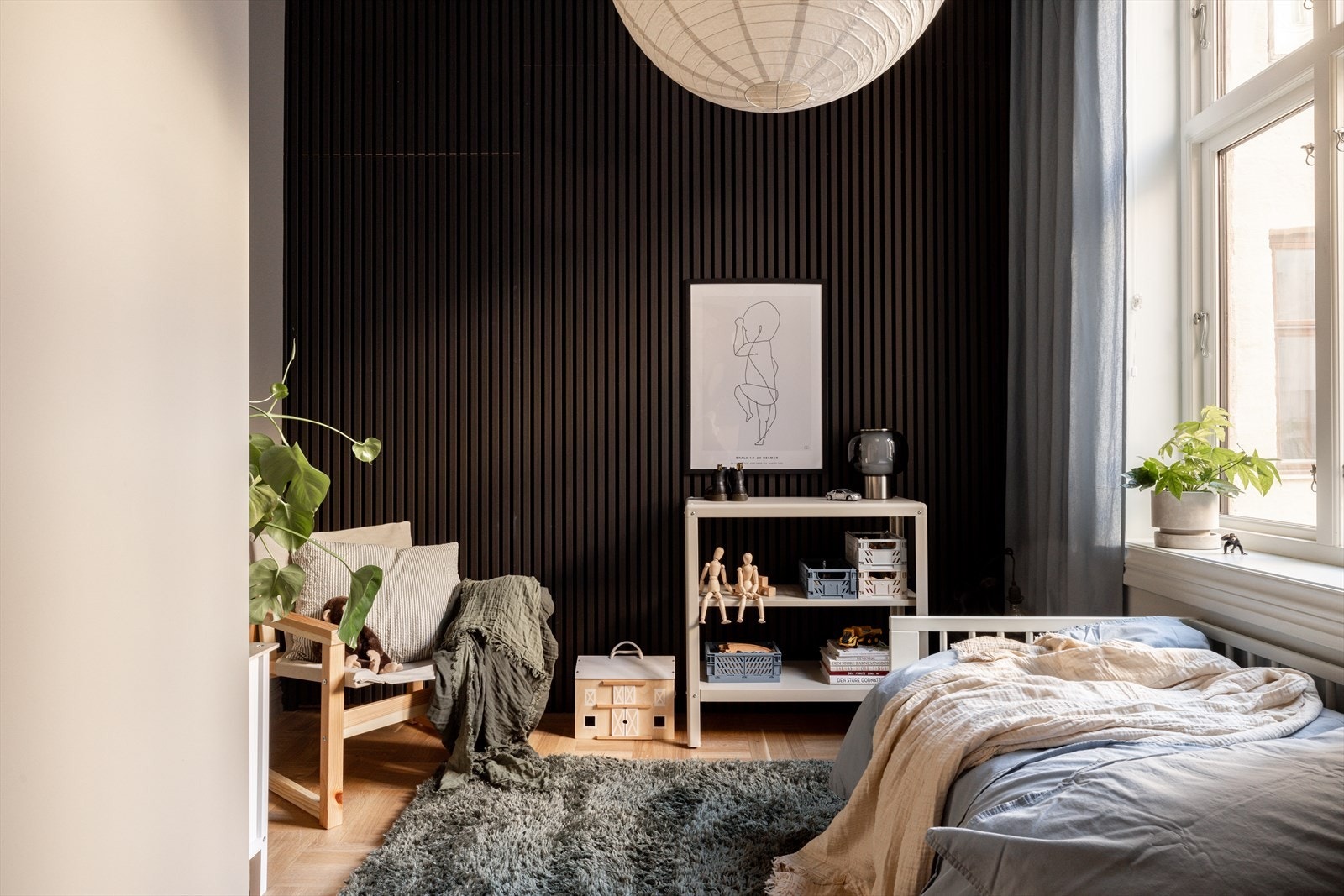 Et praktisk og fleksibelt rom som passer både som barnerom eller gjesterom. Dette rommet vender også inn mot bakgård. Integrert i spileveggen finner du en "skjult" dør som fungerer som rømningsvei til baktrapp. Galleribilde