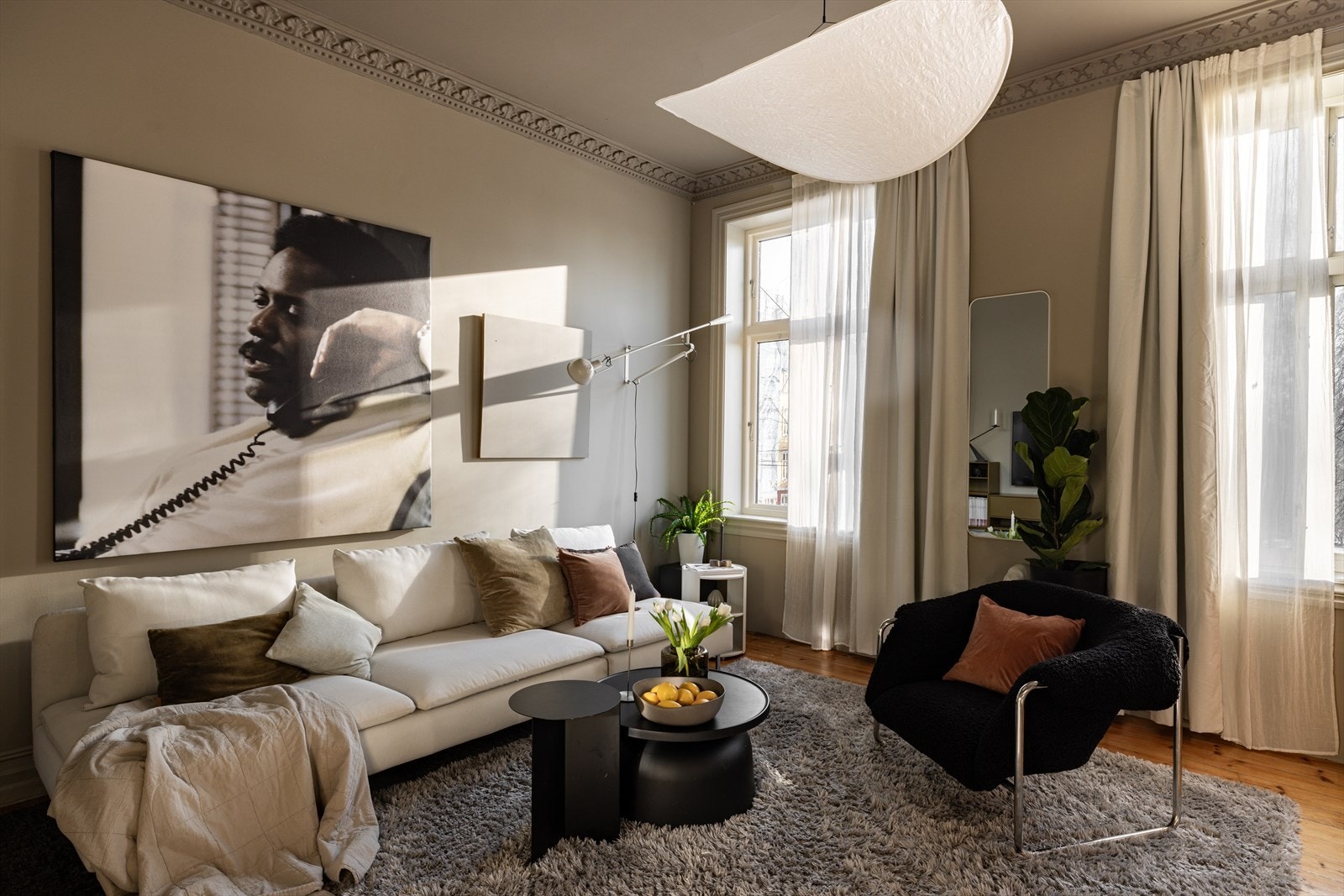 Herlig stue med god plass til stor sofa og tilhørende møblement. Også dette rommet har de vakre, store vinduene som gir et lyst og luftig rom! Galleribilde