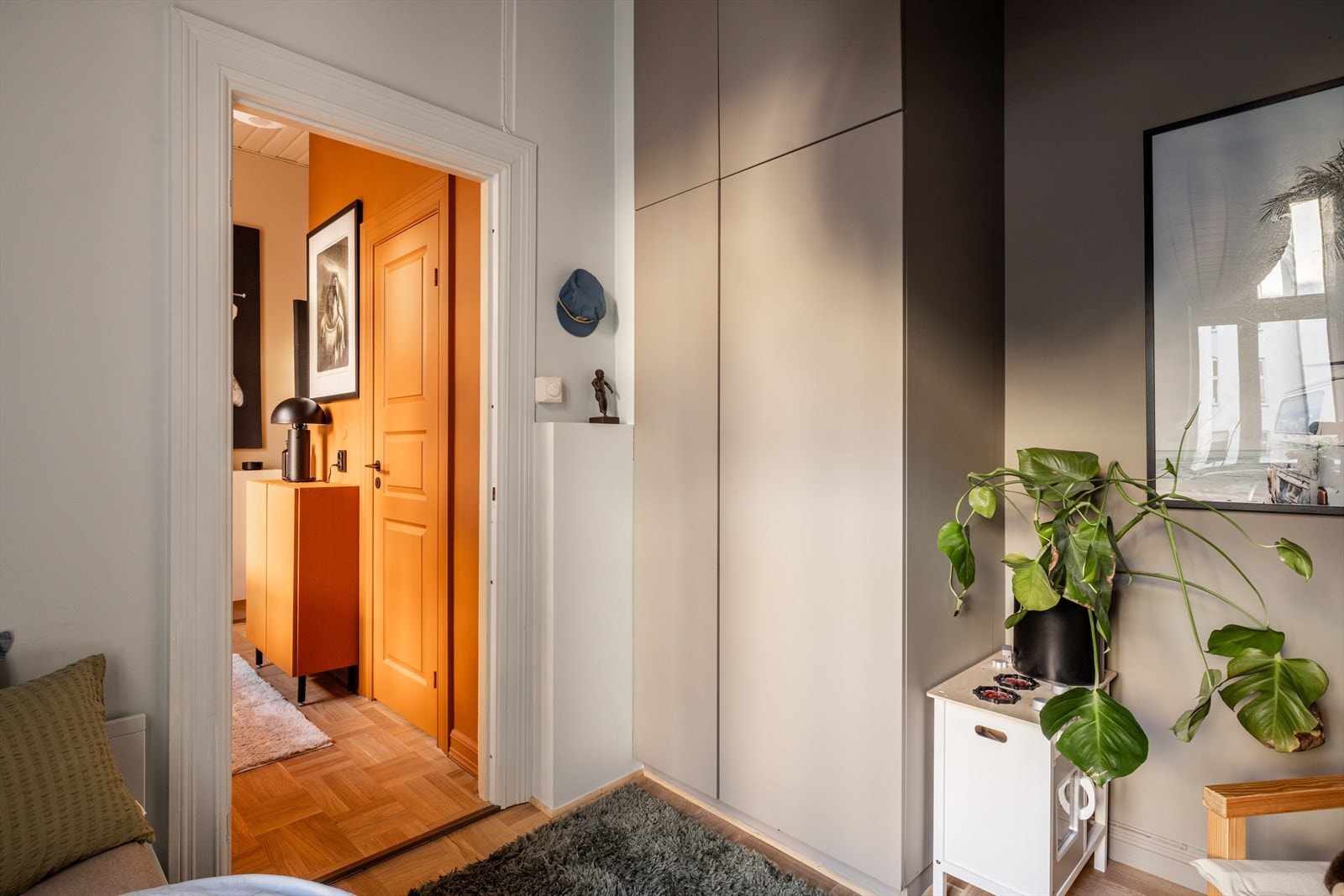 Her er det er plass til seng og skrivepult i tillegg til medfølgende garderobeskap Galleribilde