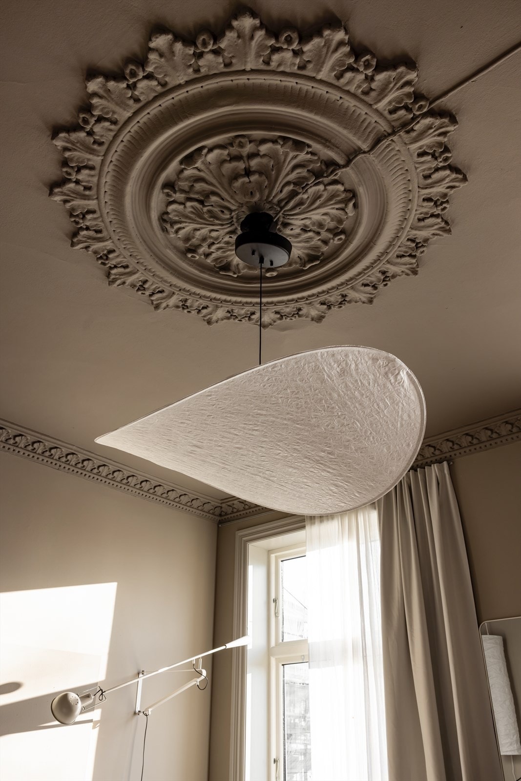 Leiligheten har vakre detaljer som rosetter og stukkatur i himling. Galleribilde