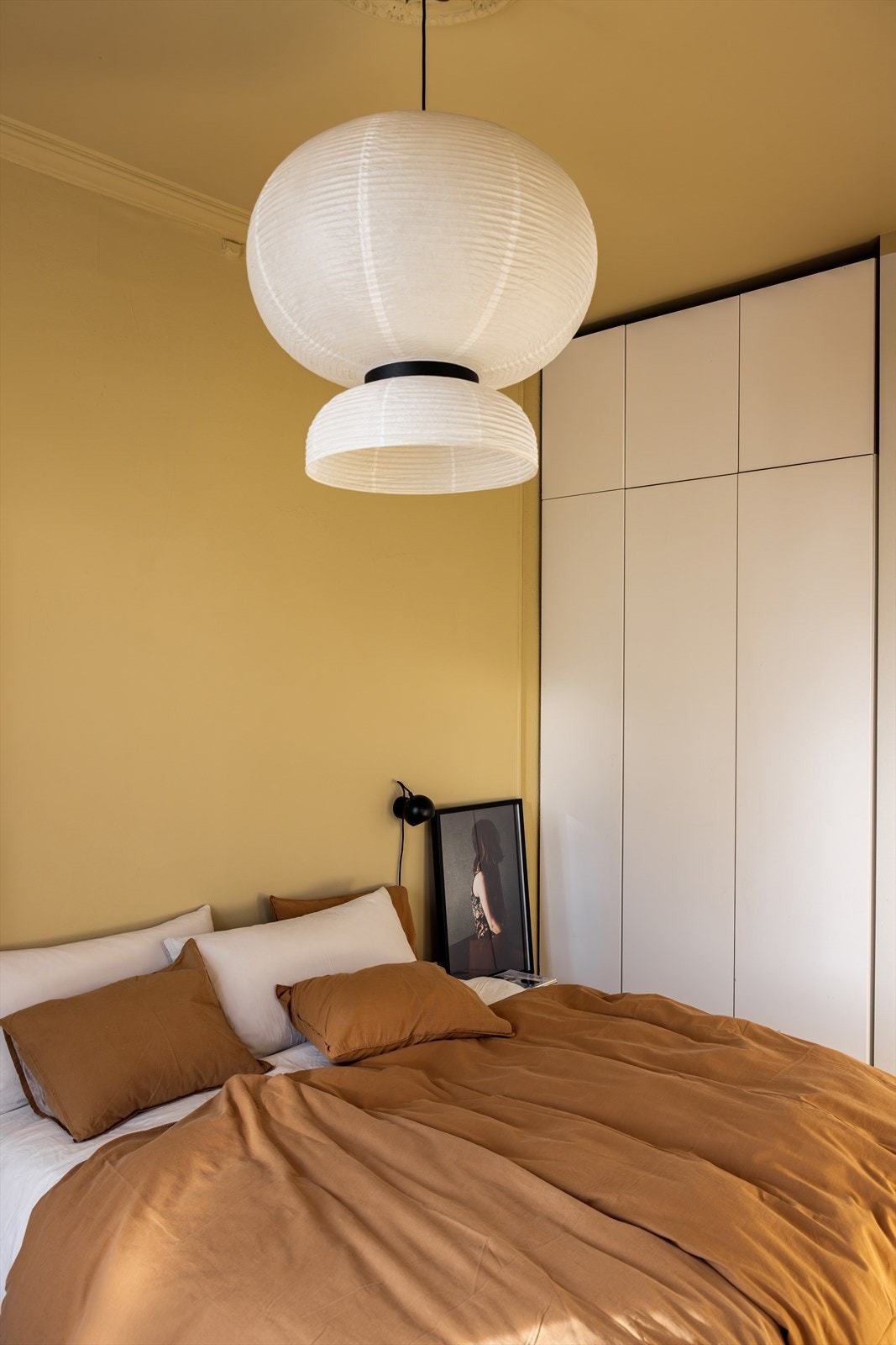 Det medfølger garderobeskap som gir rikelig oppbevaringsplass til klær og andre personlige eiendeler. Det er i tillegg plass til flere oppbevaringsløsninger i dette rommet. Galleribilde