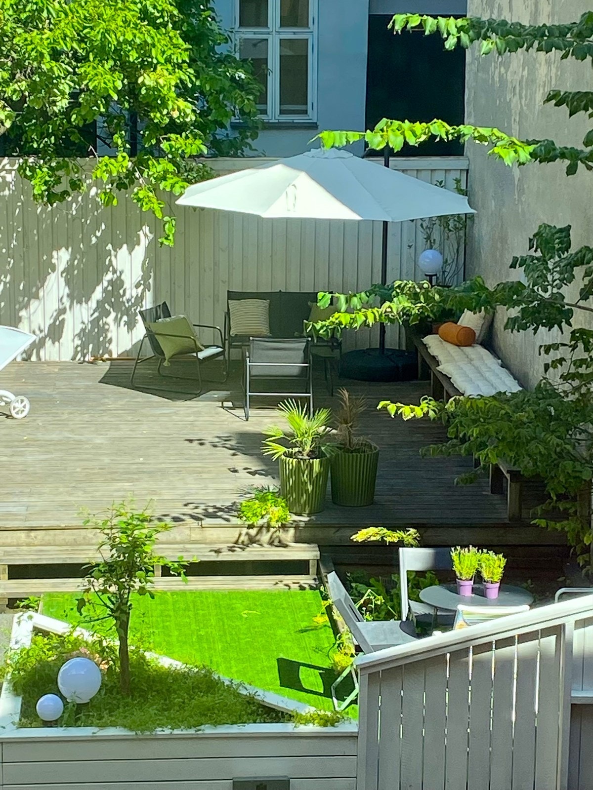 Sameiet har en hyggelig bakgård med sittegrupper, platting, hyggelig beplantning og trær. Her trives både store og små! Galleribilde