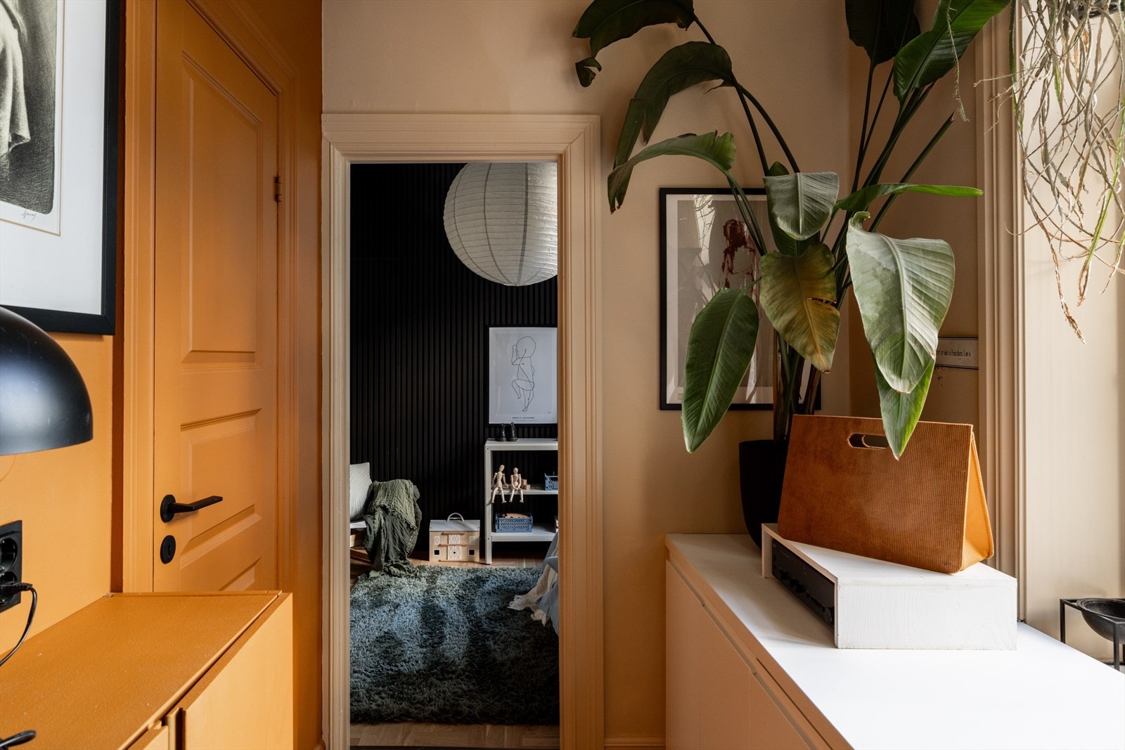 Soverom 2 har adkomst via hobbyrom/kontor og kan også utgjøre et fabelaktig rom for tenåringen som trenger litt armslag! Fra kontor er det også tilgang til et separat wc. En perfekt egen sone i boligen. Galleribilde