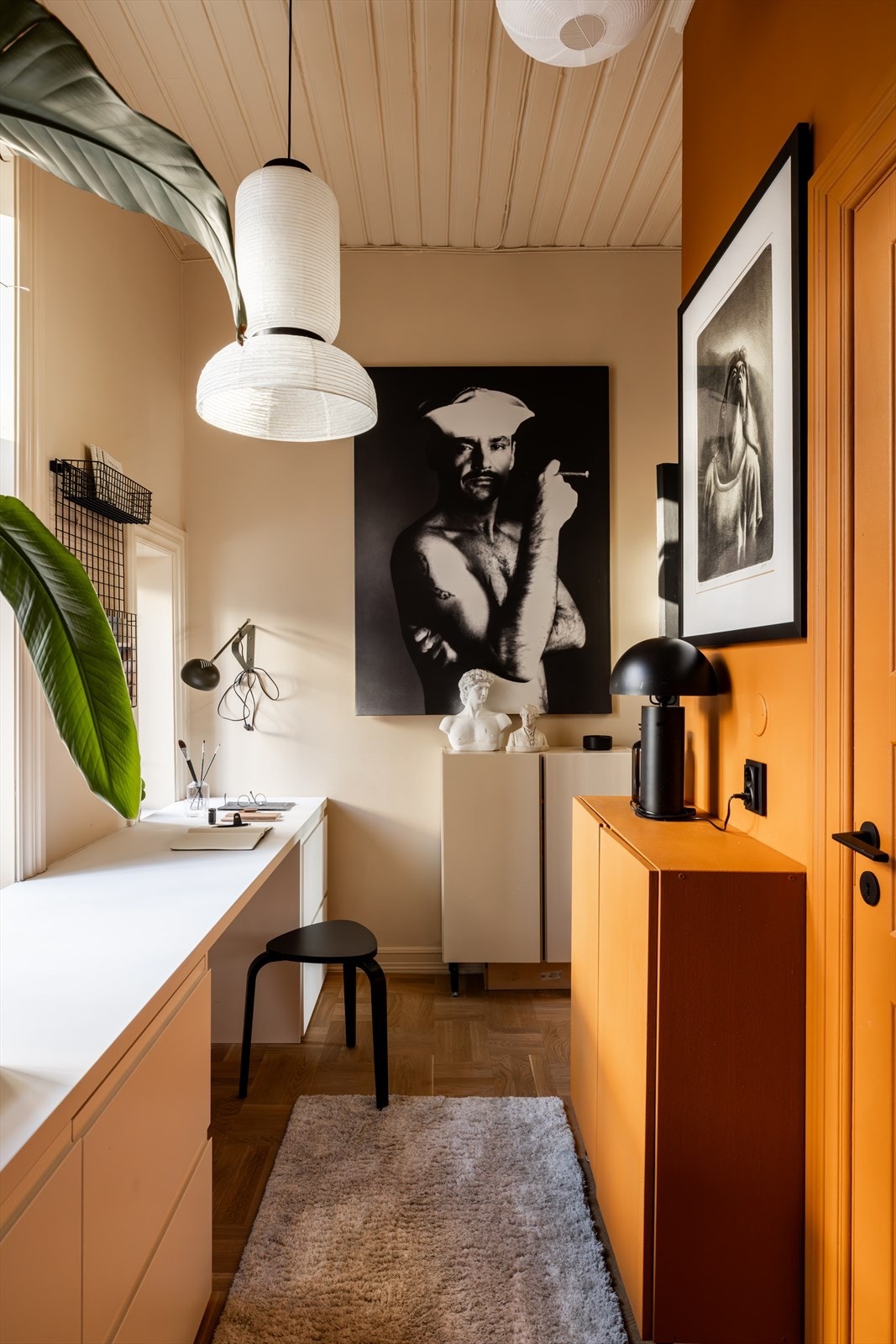 Her sitter du fint til, vendt inn mot bakgård med sto store vinduer som gir supre arbeidsforhold! Her er det også montert praktisk skapløsning på vegg. Galleribilde