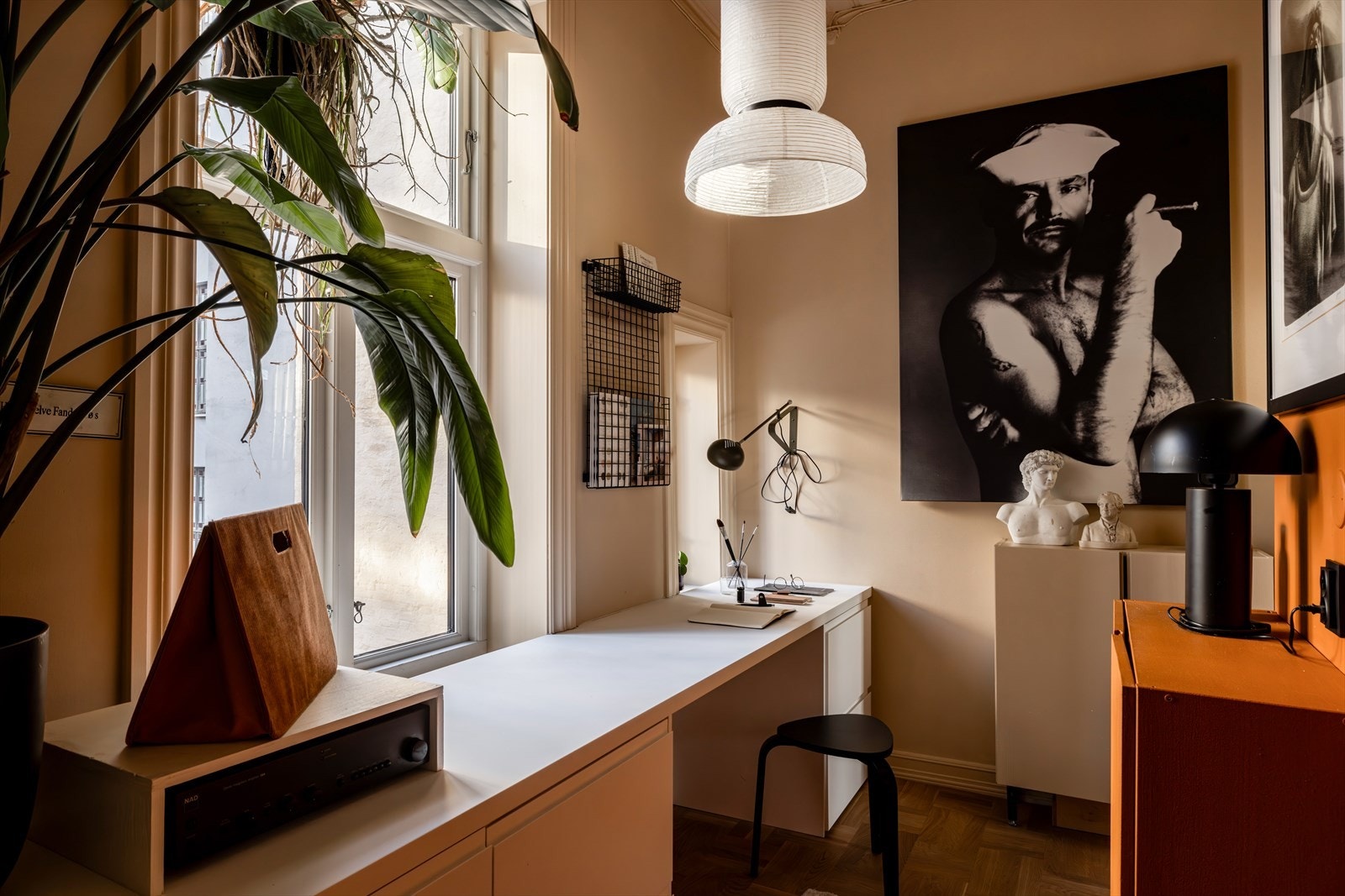 Her er det plassbygget en stor skrivepult med oppbevaringsløsninger hvor både lekser, kontorarbeid eller hvorfor ikke en økt med symaskinen passer perfekt! Galleribilde