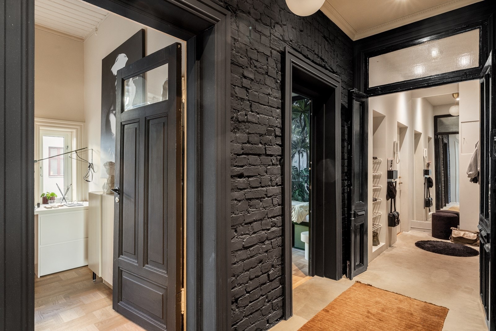 På gulvet ligger et slitesterkt kvalitetsteppe fra Astra Sylt, som er beregnet for utendørs bruk og dermed tørker raskt. Det er god plass til både klær og sko i entré. Galleribilde