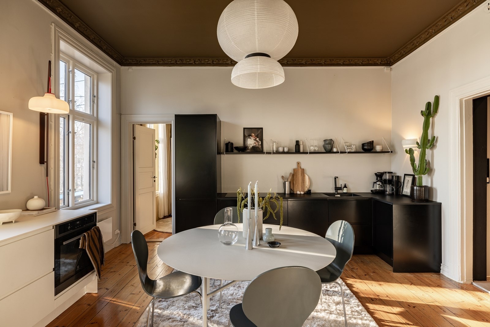 Stilrent og sosialt spisekjøkken fra 2021 med kvalitetsinnredning fra Epoc. Kjøkkenet er fullt utstyrt med integrerte hvitevarer, inkludert kjøl/frys, oppvaskmaskin, ovn og induksjonstopp. Galleribilde