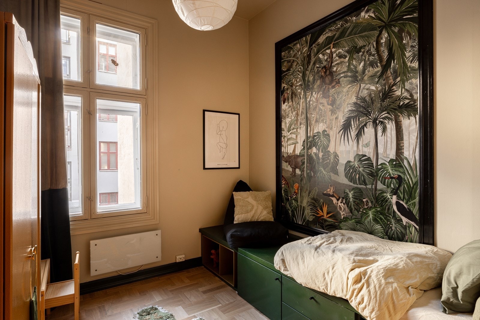 Et nydelig soverom med plass til både dobbeltseng og skrivepult. Rommet er malt i delikat fargetone og listverk i grønn kontrast. Her følger et stort "bilde" bestående av en stor ramme fylt med en kul tapet! Galleribilde