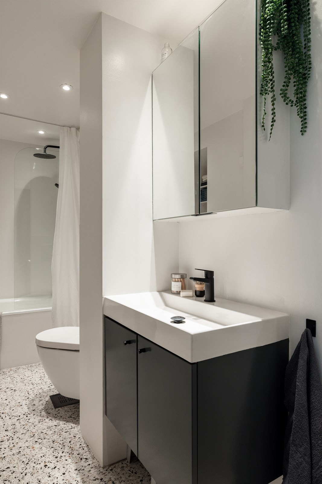 Badet er opprinnelig oppusset i 2008 av firma, med nye, lekre fliser og veggoverflater fra 2021. Galleribilde