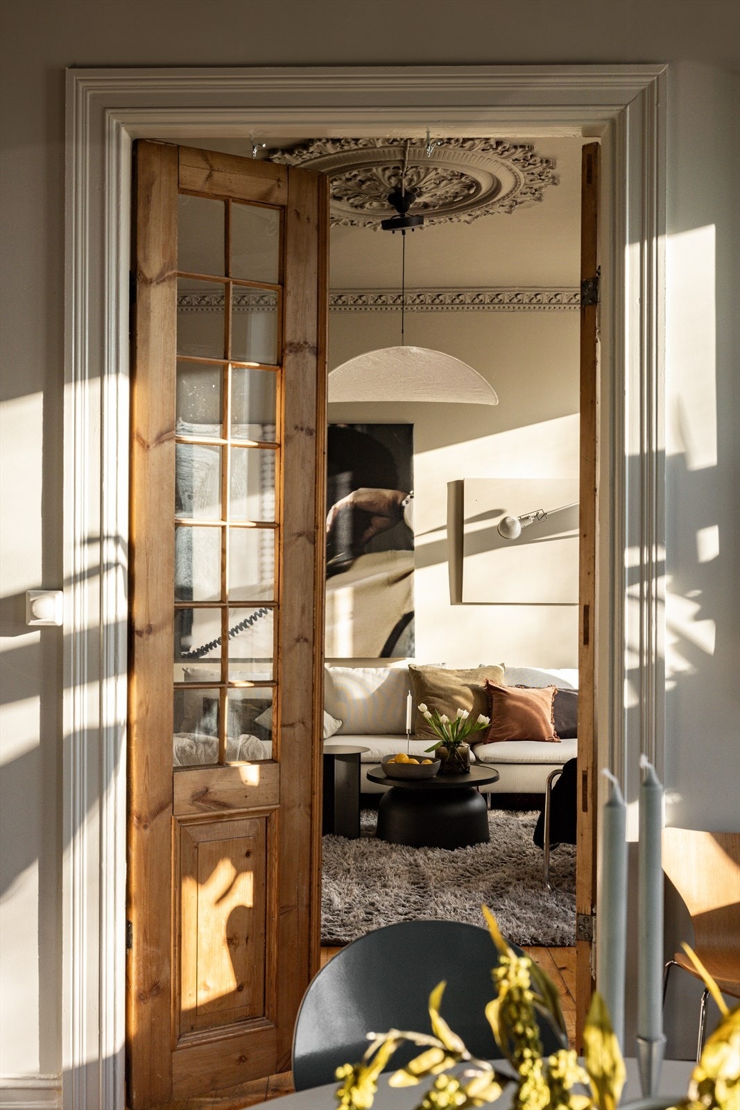 Vakre, originale tregulv, generøs takhøyde som kombinert med originale tregulv og stukkatur gir boligen særpreg og sjarm. Galleribilde